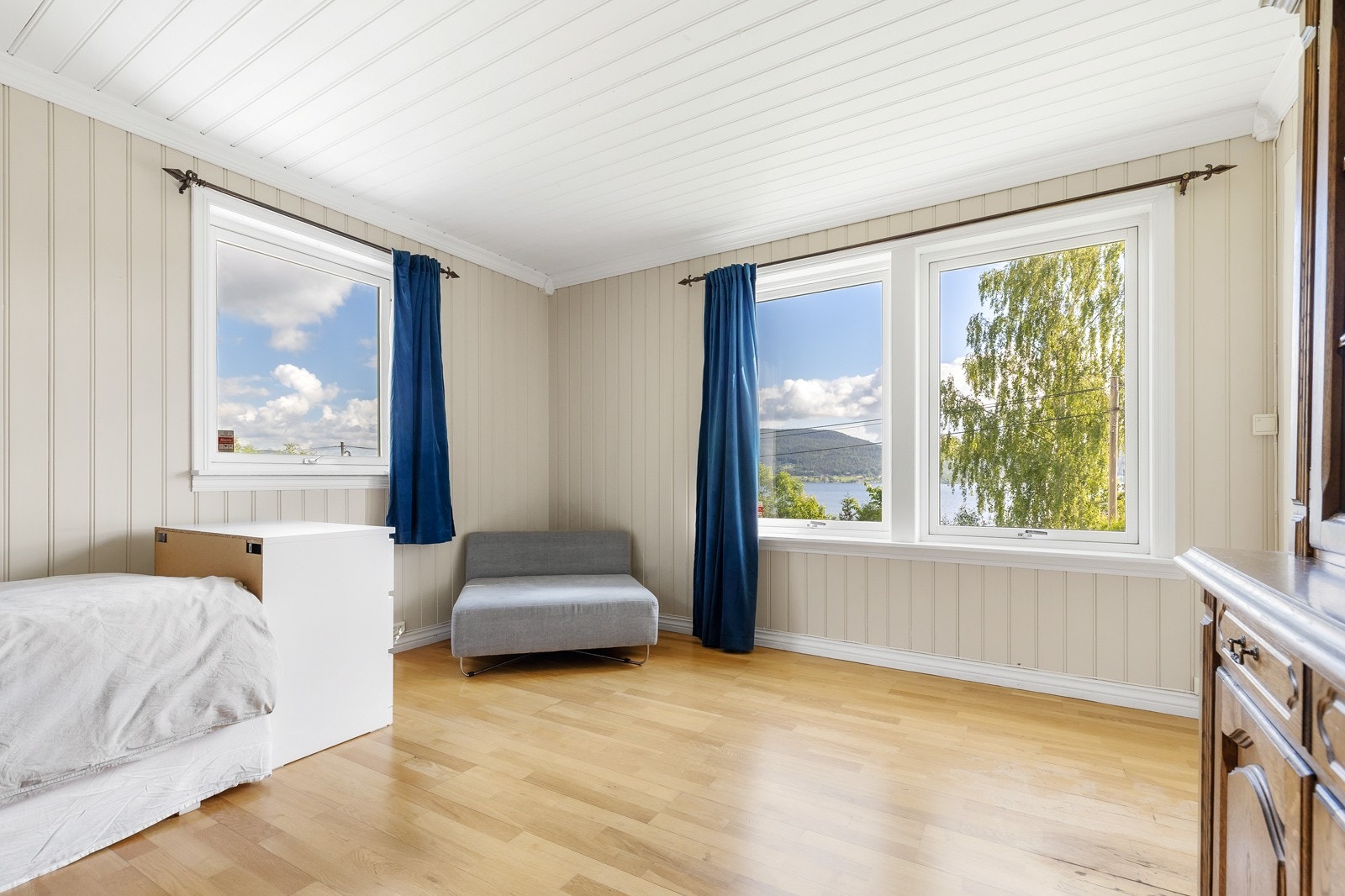 Soverom 1 har gode møblerings muligheter. Plass til stor seng, klesskap og store fine vinduer. Galleribilde