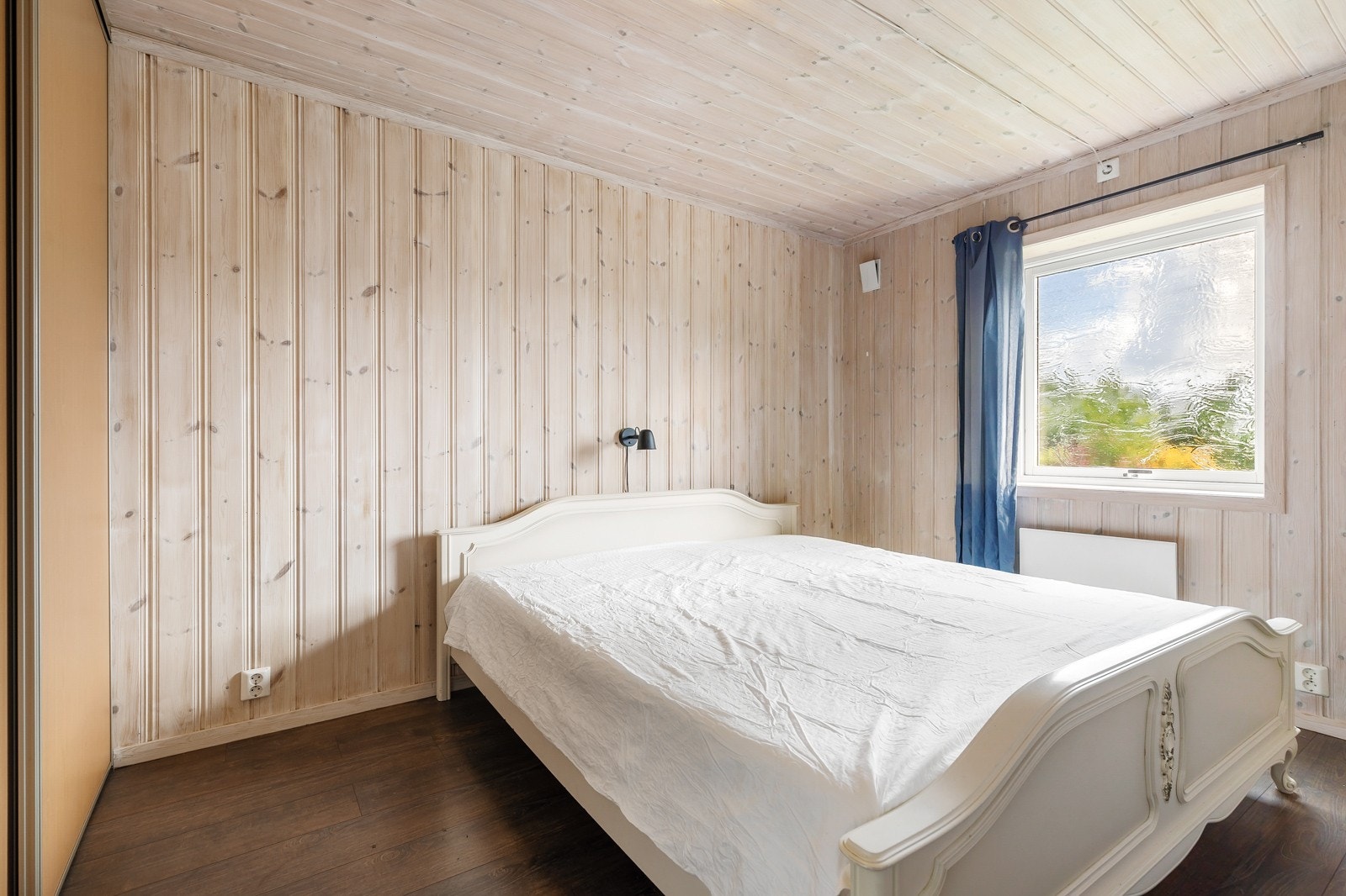 Soverom 7 er av eldre stil. Her har man plass til stor seng med nattbord på vær side av sengen. Galleribilde