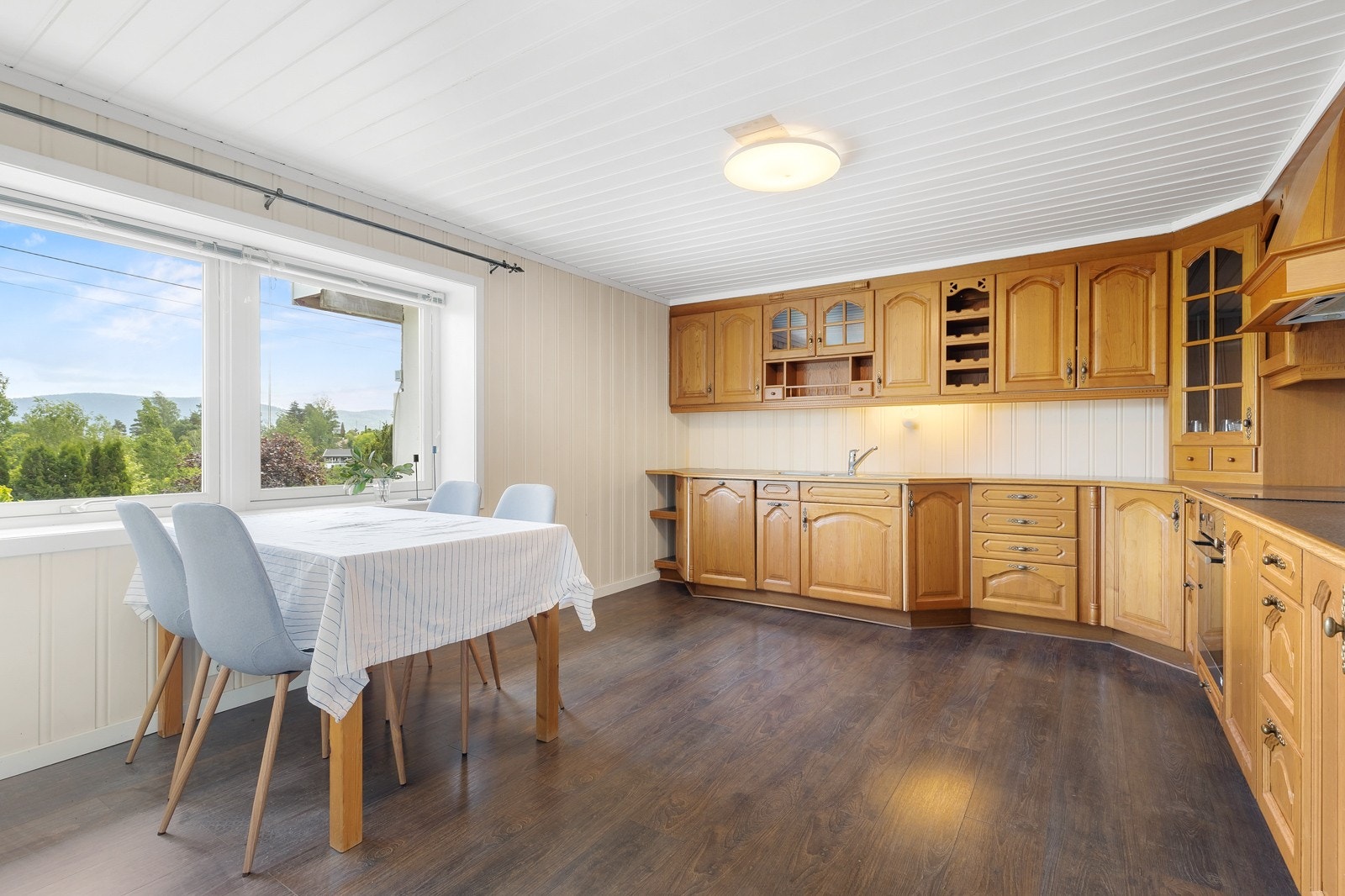 De store vindusflatene gir fin utsikt. Galleribilde