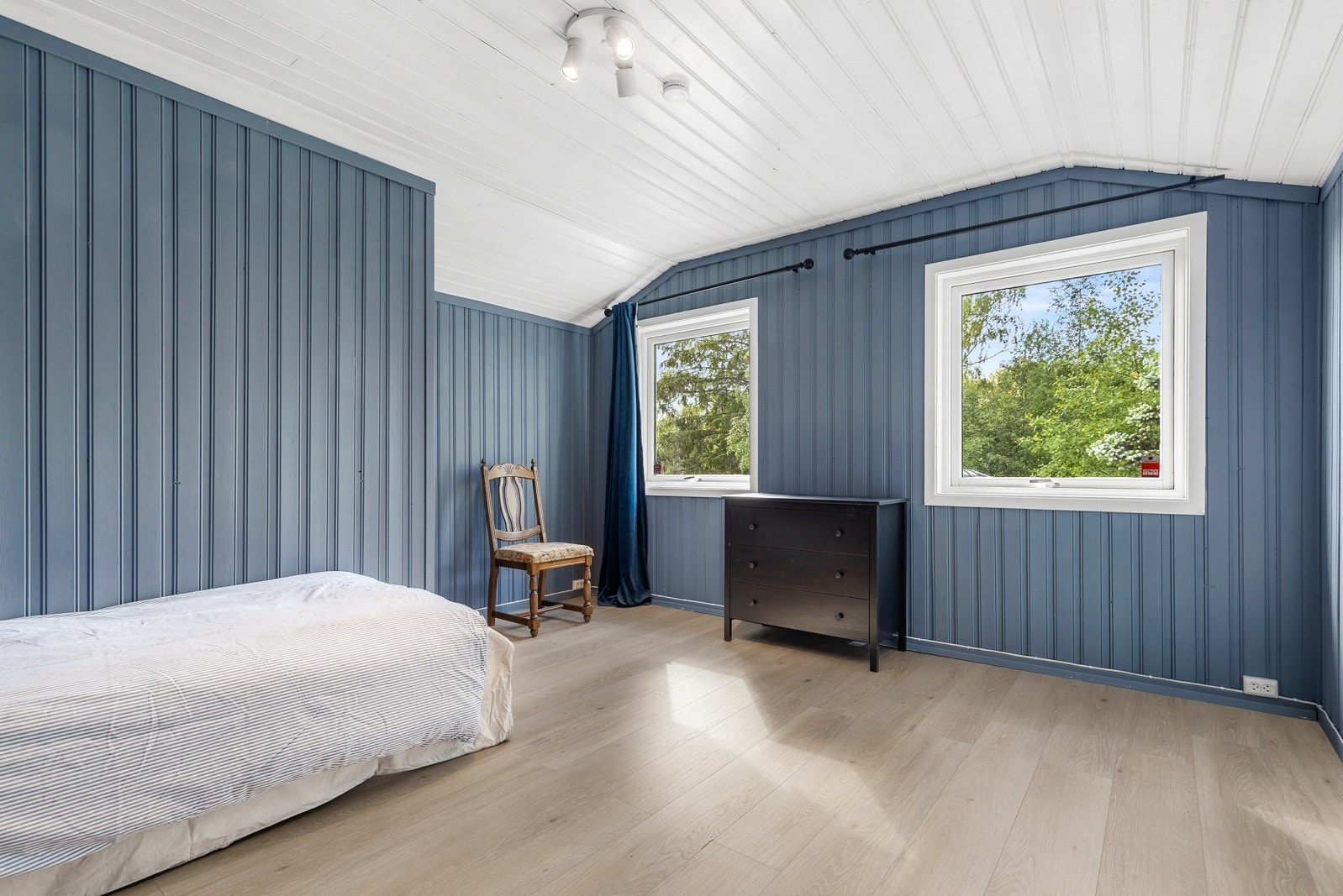 Soverom 5 har plass til stor seng, kommode og mulighet for klesskap og annet hvis ønskelig. Galleribilde