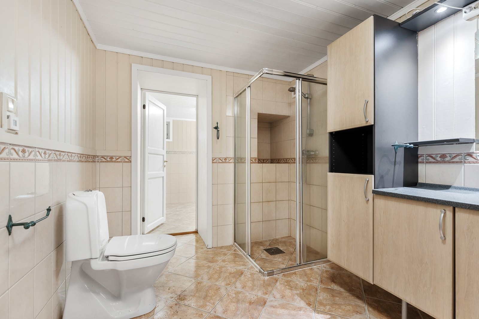 dusjnisje er både stilig og praktisk. Med innebygde rom i vegg. Har du alltid plass til alt du trenger. Galleribilde