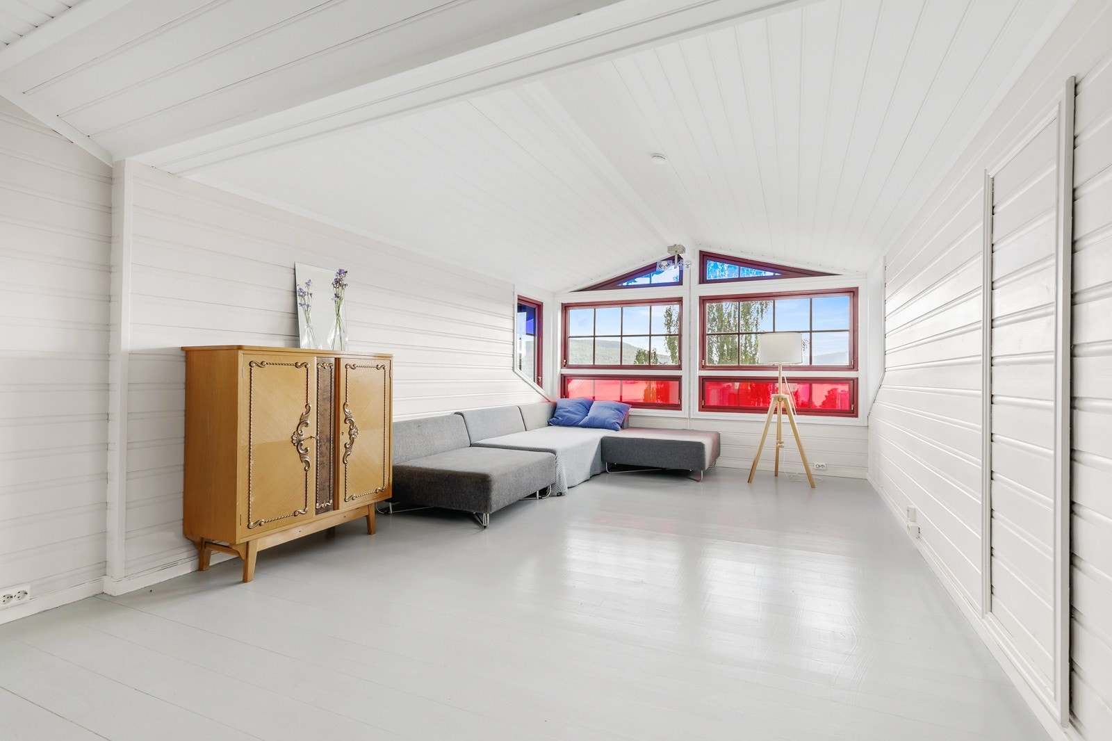 Lyst og romslig rom med store vinduer og åpen planløsning. Perfekt for både avslapning og underholdning. Galleribilde