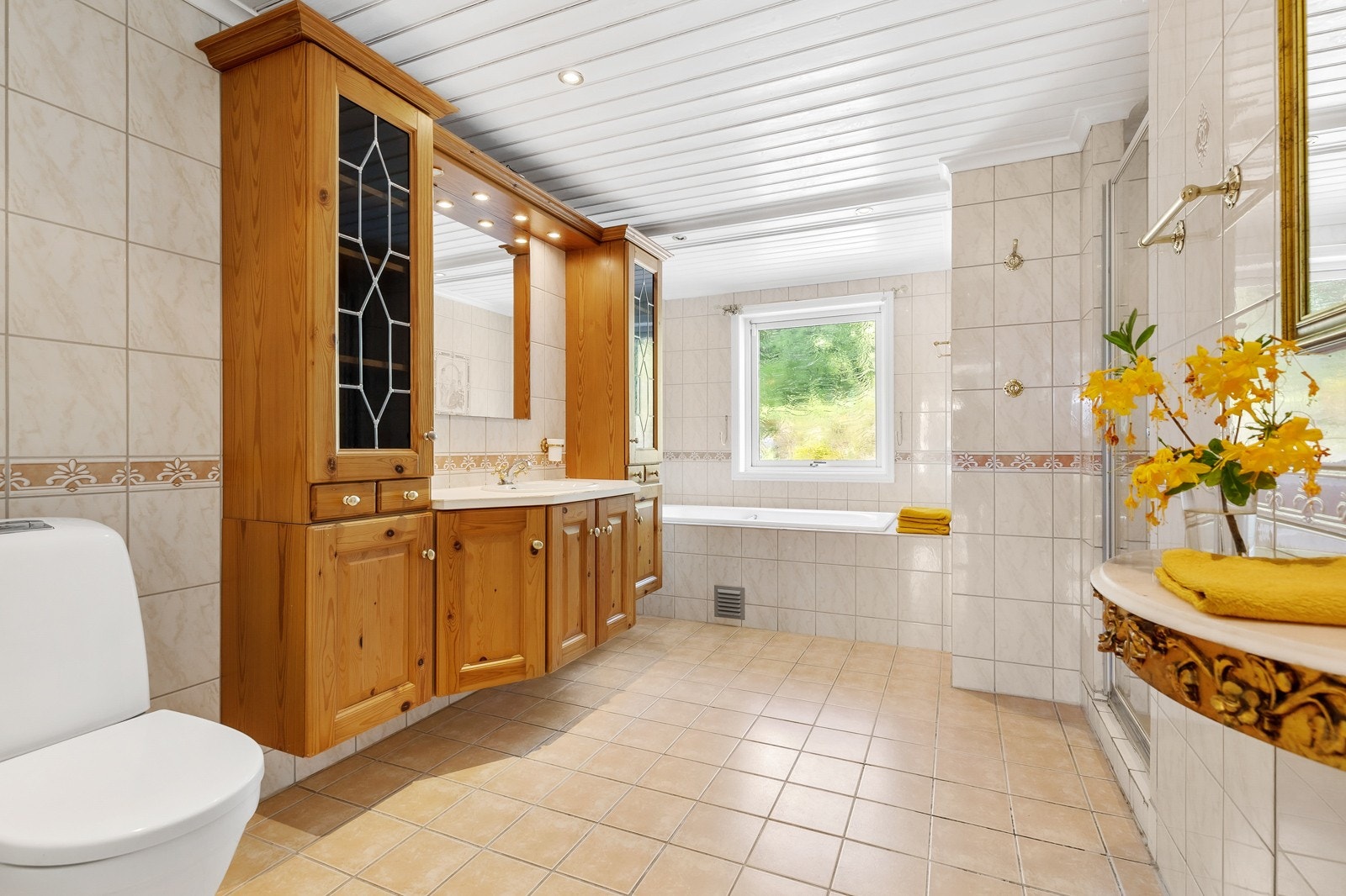 Badet er av fine eldre detaljer. Stort benkskap og høyskap, med speil og belysning over servant. Gjør det enklere å gjøre seg klar på morningen. Galleribilde