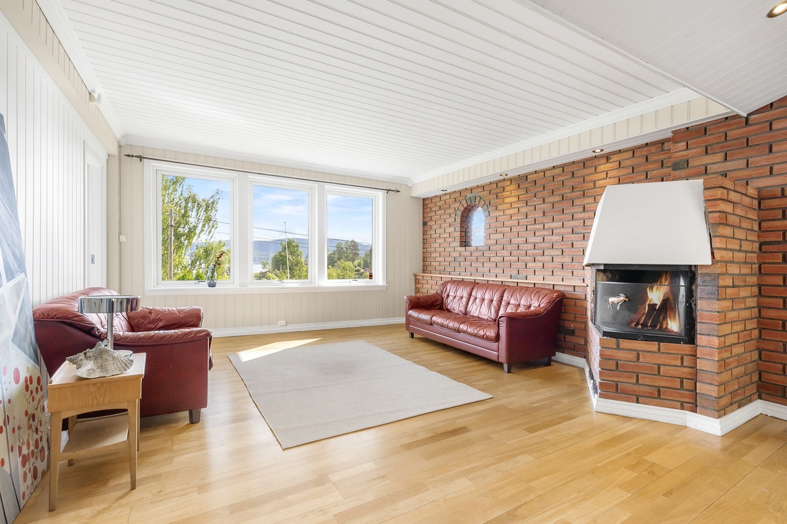 Gulv er av trestavs parkett. Galleribilde