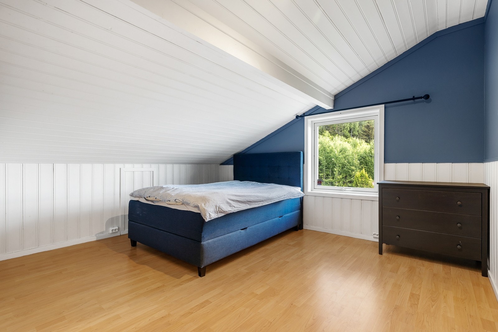 Soverom 4 gir plass til stor seng, klesskap samt kommode. Gode muligheter for innredning. Galleribilde