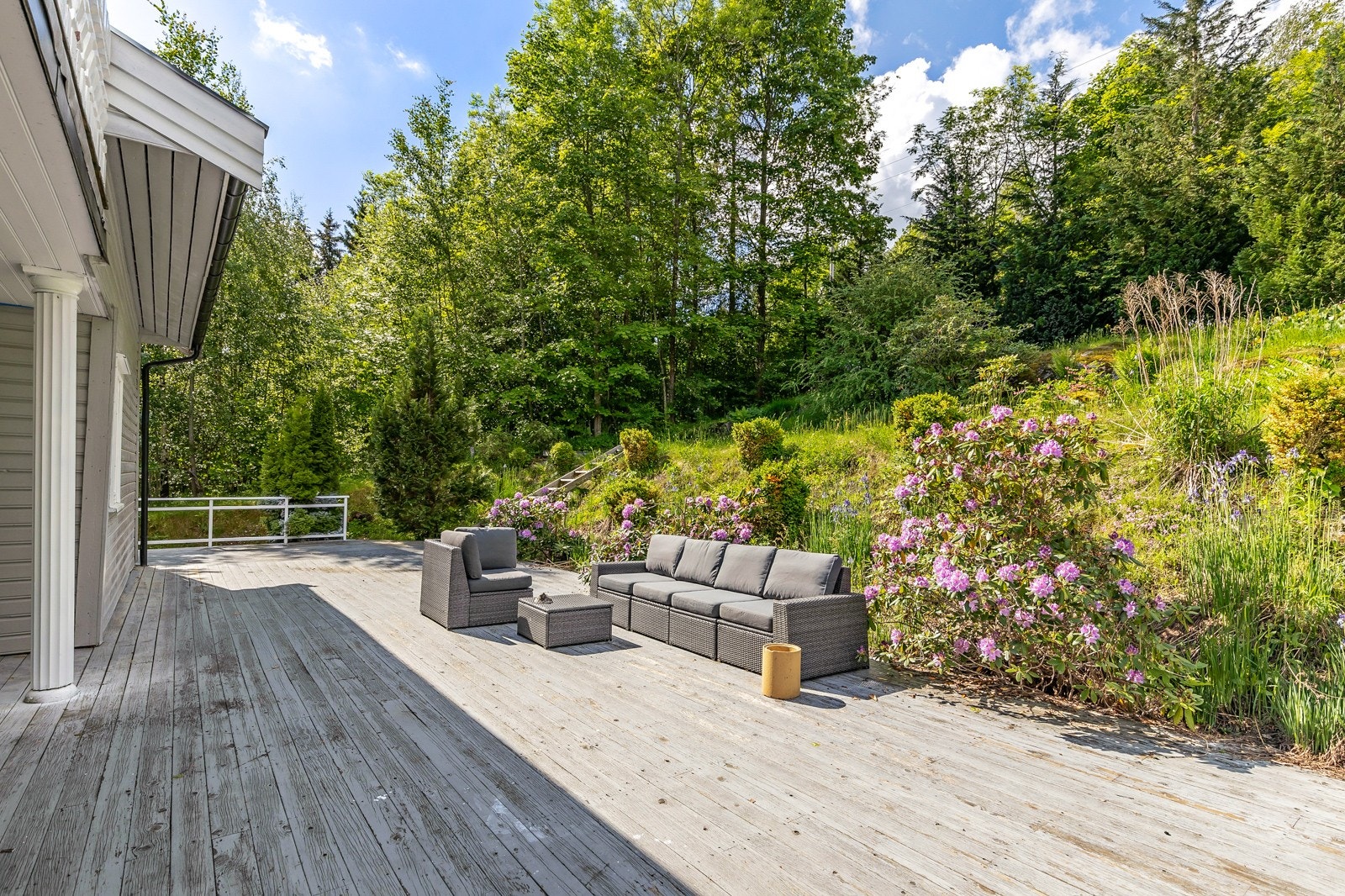 Ute plass med fine grønne omgivelser. God plass til utemøbler. Perfekt for opphold med familien på sommeren. Galleribilde