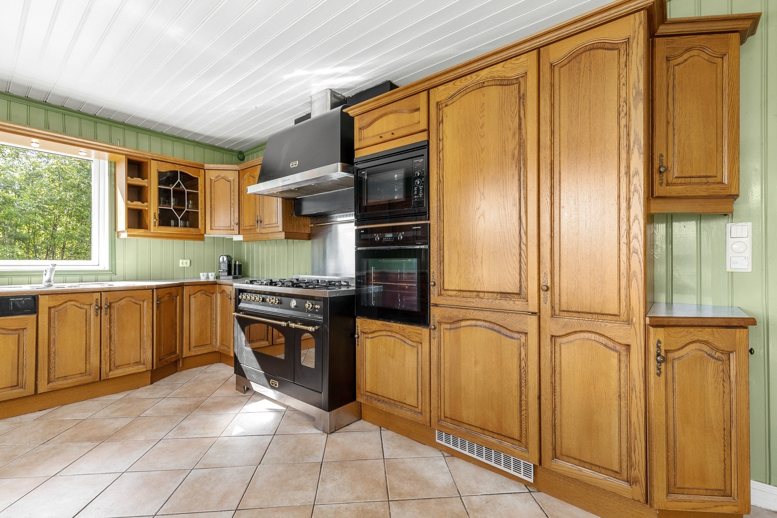 Stort kjøkken med god skapplass. Integrert induksjonstopp, stekeovn og oppvaskmaskin. Galleribilde