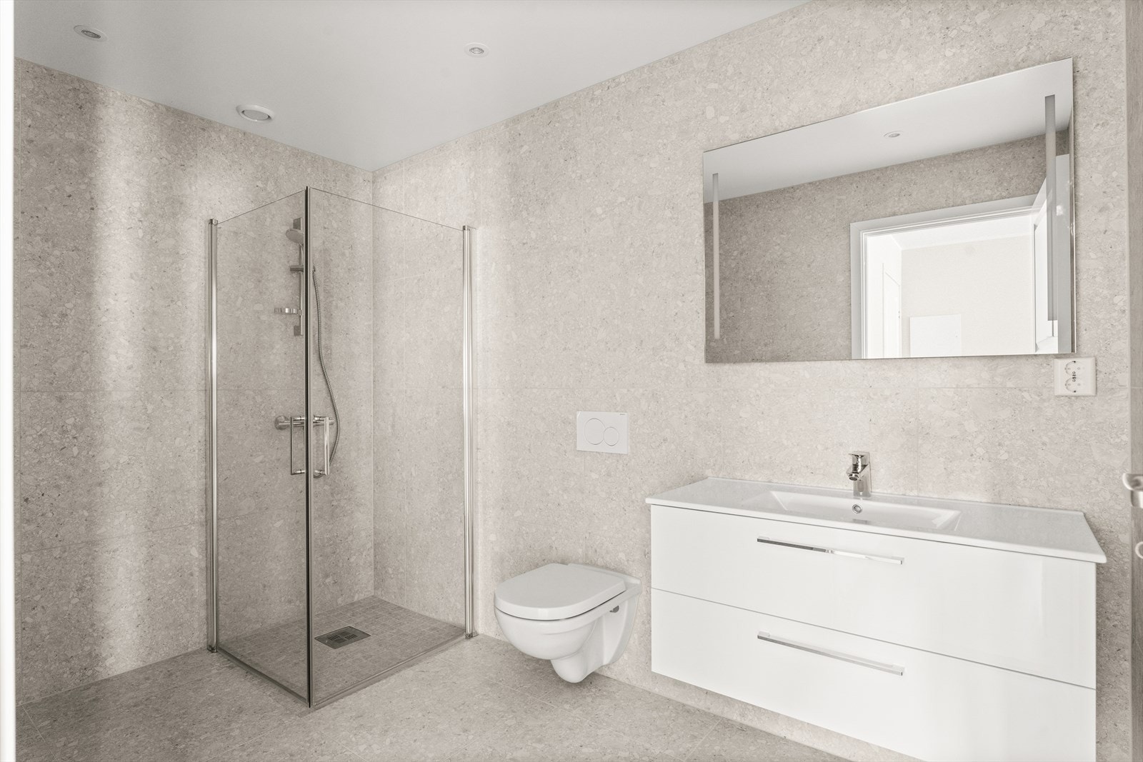 Badet har en pen og høy standard med moderne 60/60 fliser i lyse farger, med nedfelt dusjhjørne. Det er varmekabler i gulvet! som er regulerbart Galleribilde