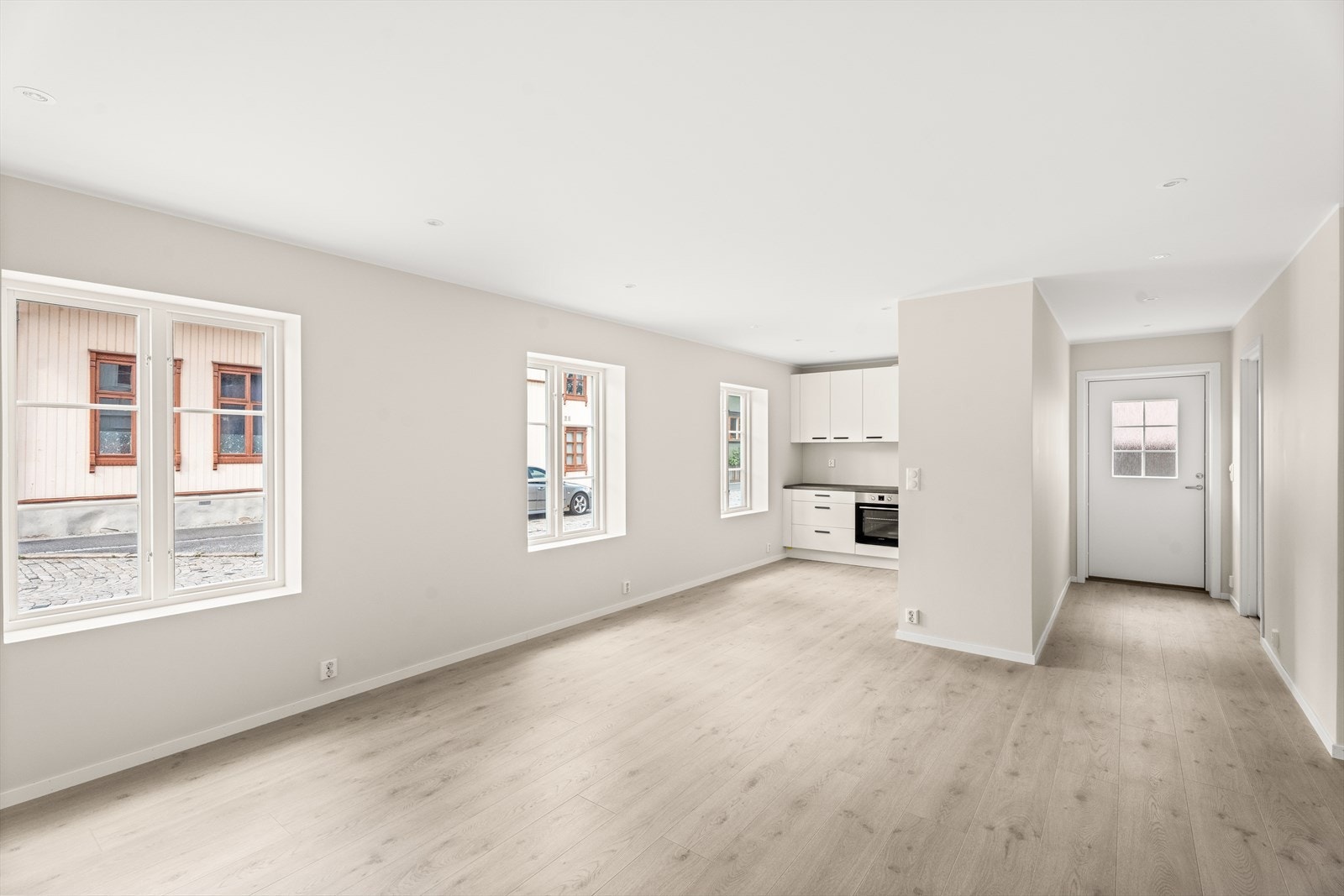Praktisk, lys og funksjonell leilighet med store vinduer som slipper inn sollyset. Leilighet perfekt for ønsket innredning! Galleribilde