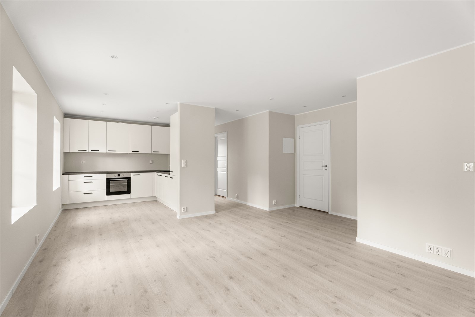 Moderne og nyoppusset leilighet. En åpen planløsning som kombinerer kjøkken og stue som er perfekt for samvær med venner og familie. Galleribilde