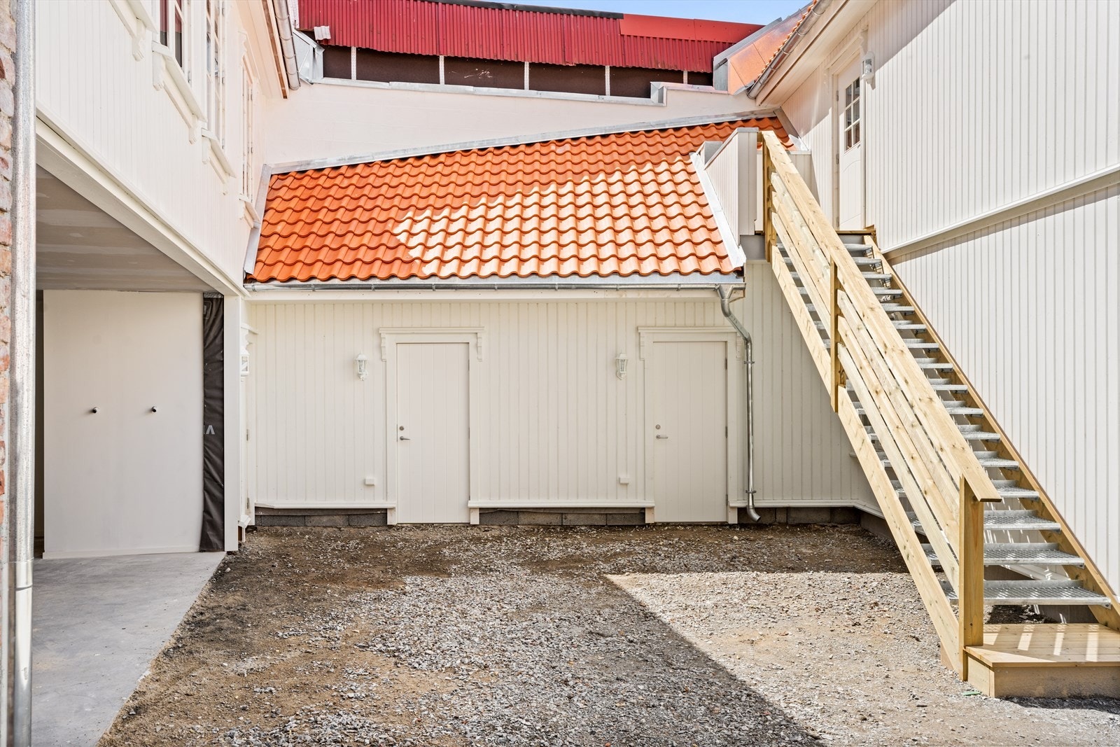 Gårdsplass med trappeoppgang. Galleribilde