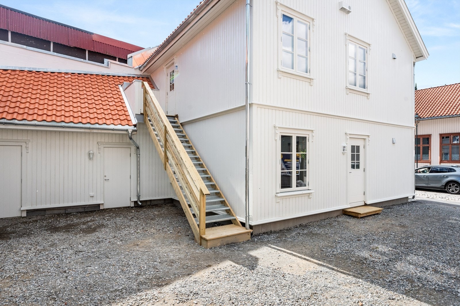 Velkommen til Bakgården | En moderne vegglampe gir et stilfullt preg til inngangspartiet. Galleribilde