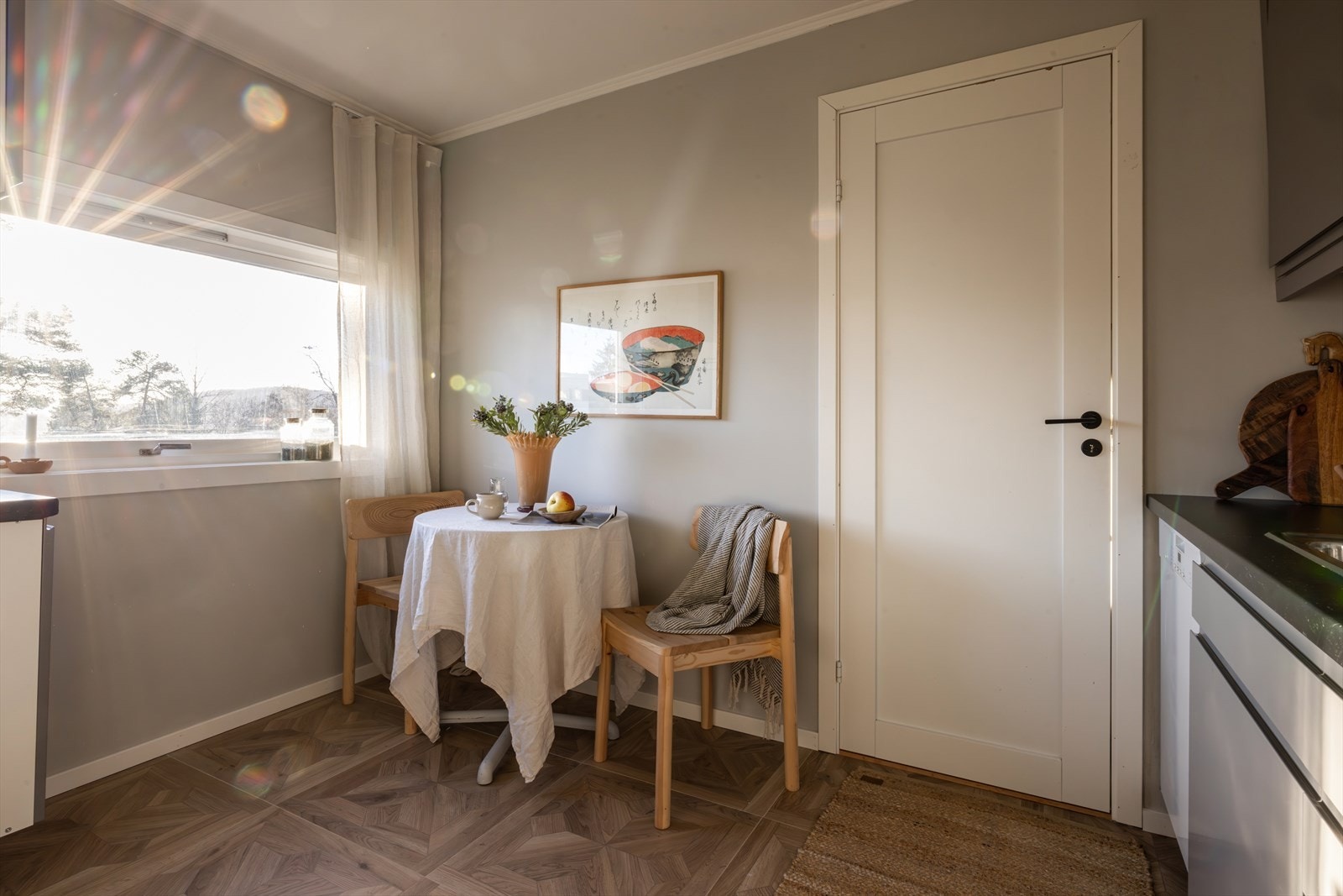 Det er plass til kombiskap og oppvaskmaskin. Gulvet er flislagt med 60x60 fliser. Galleribilde