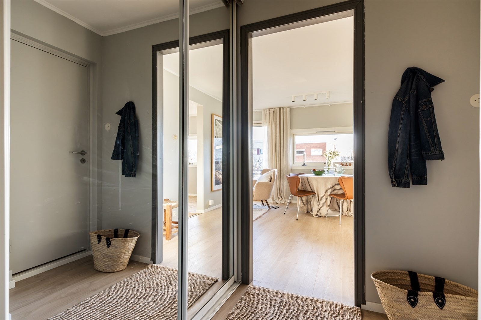 Romslig entré med skyvedørsgarderobe Galleribilde