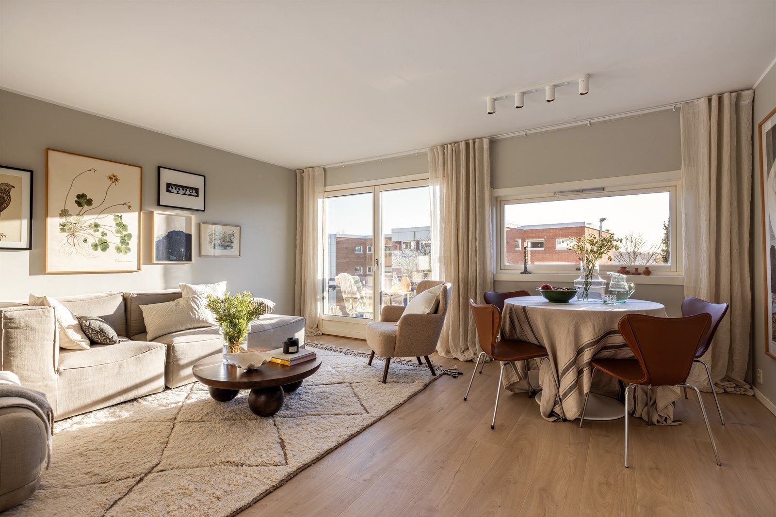 Stuen er lys med store vindusflater Galleribilde