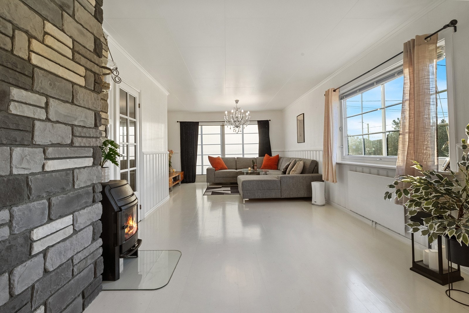 Lys og koselig stue. Det lys laminat på gulvet. Galleribilde