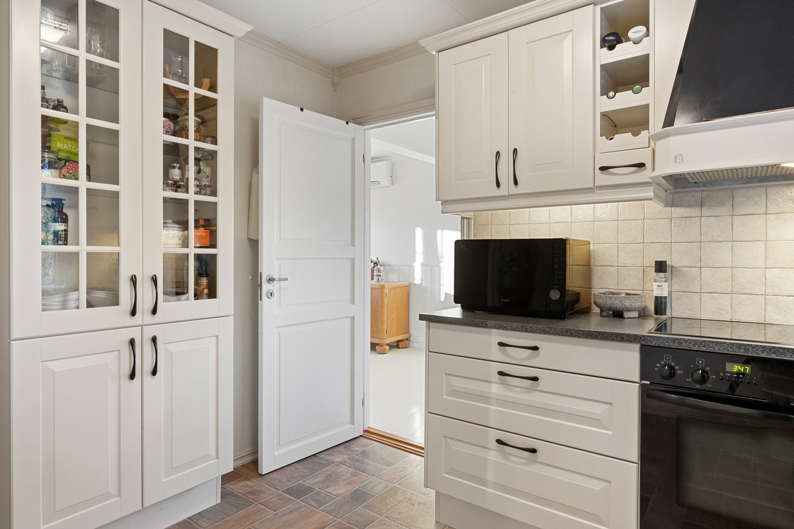 Godt med skap- og benkeplass på kjøkkenet. Galleribilde