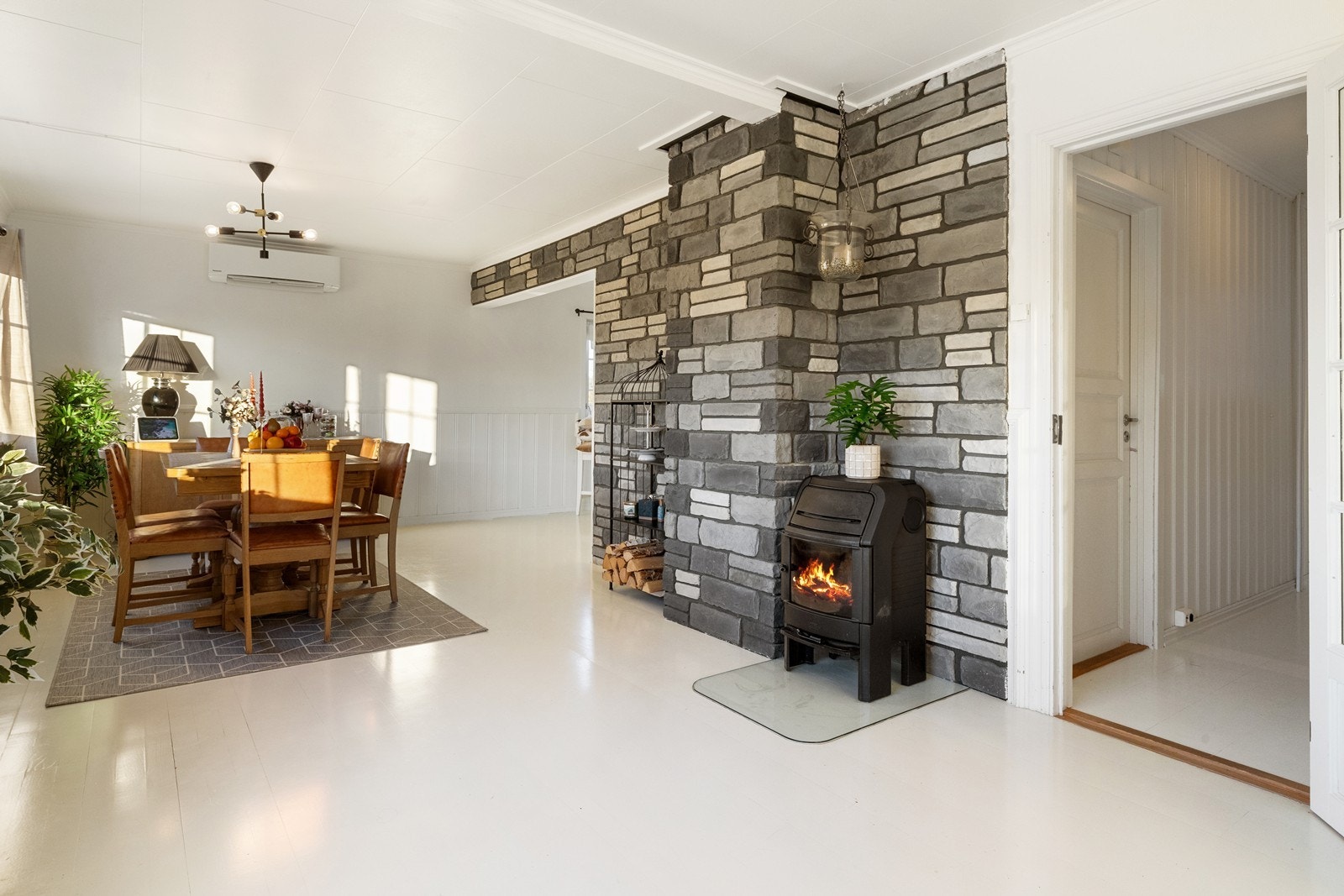 I tillegg til peisovn så er det montert varmepumpe. Galleribilde