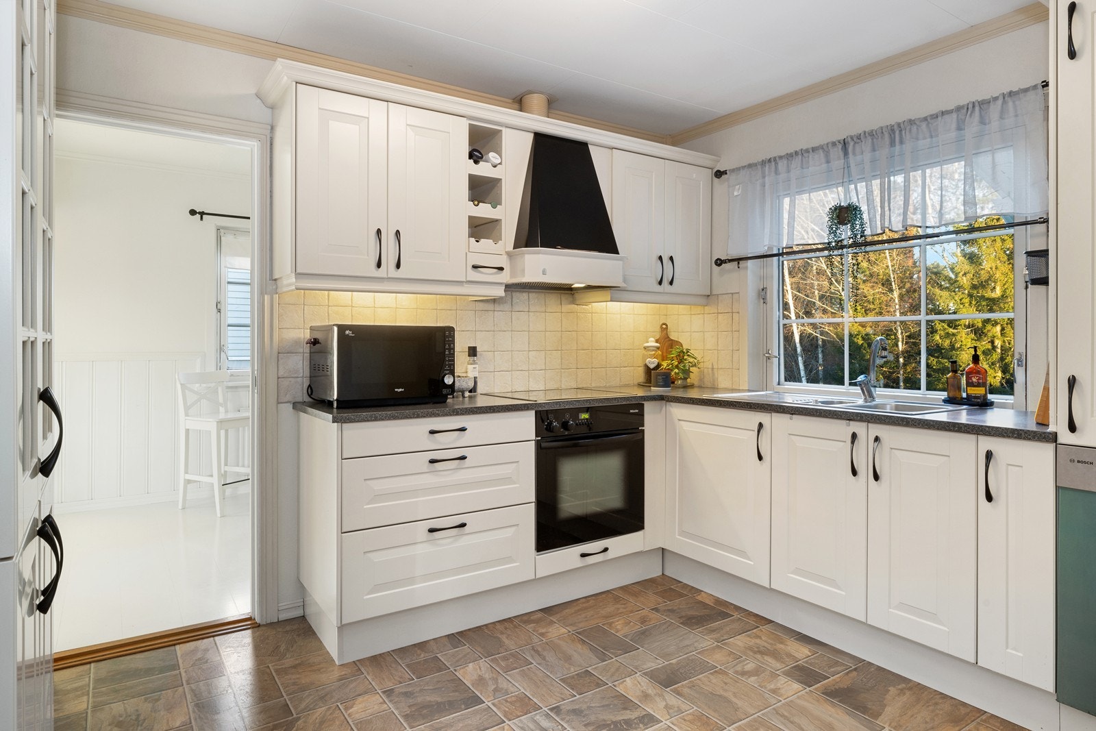 Her er det kjøkken fra 2010 med profilerte fronter i lys utførelse. Galleribilde