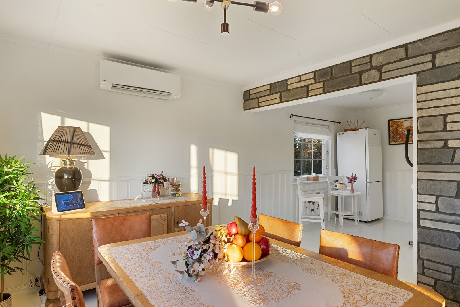 Fra stuen er det videre tilgang til kjøkkenet. Galleribilde