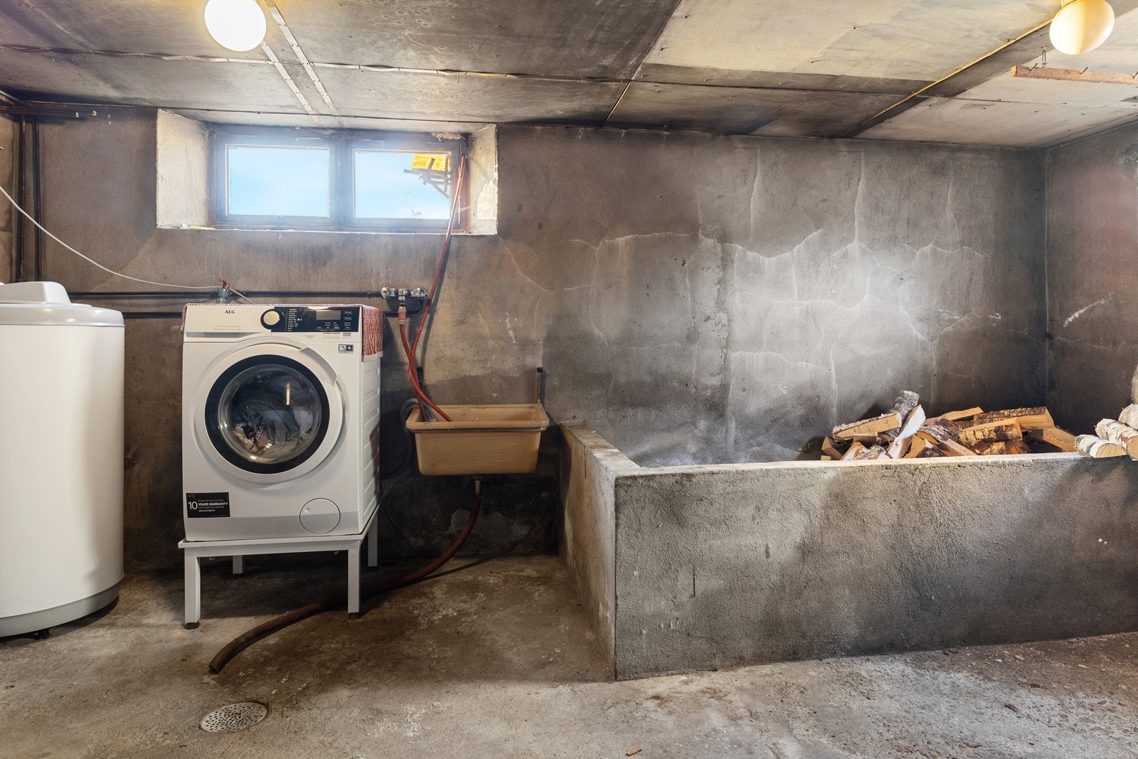 I kjeller er det opplegg for vaskemaskin. Her er også varmtvannstanken plassert. Galleribilde
