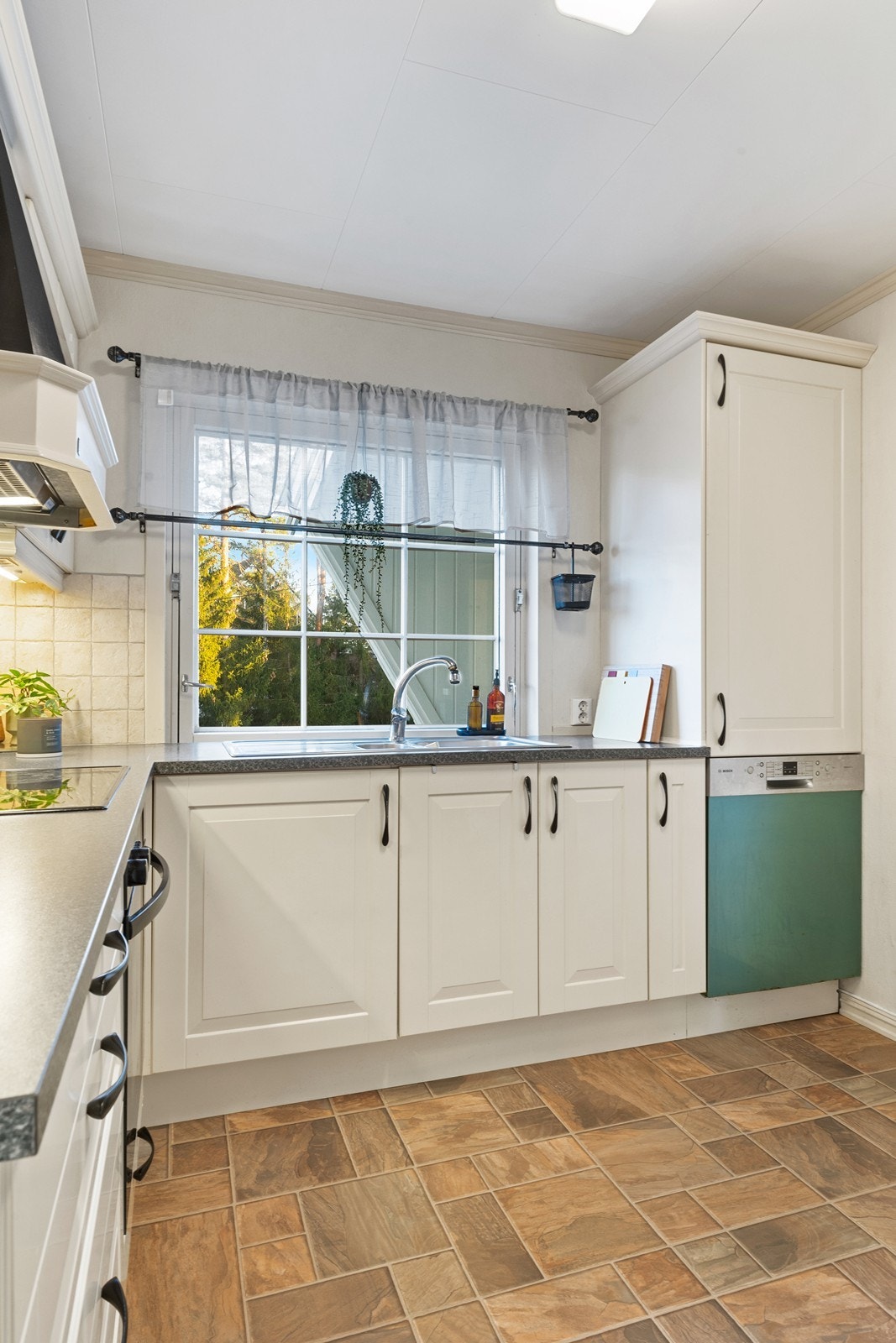 Det er laminat benkeplate og integrerte hvitevarer. Galleribilde