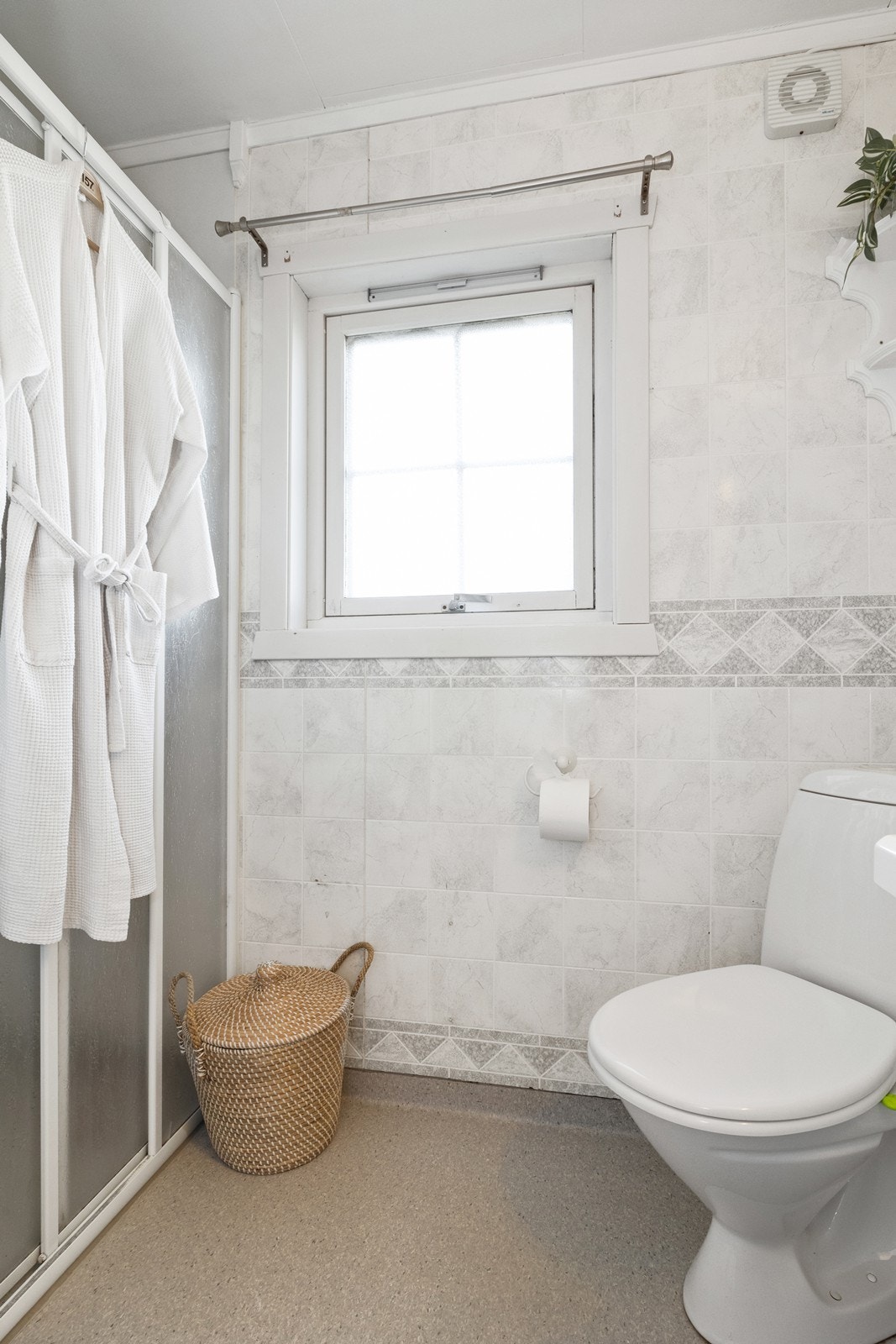 Det er dusj, servant med skap og klosett. Galleribilde