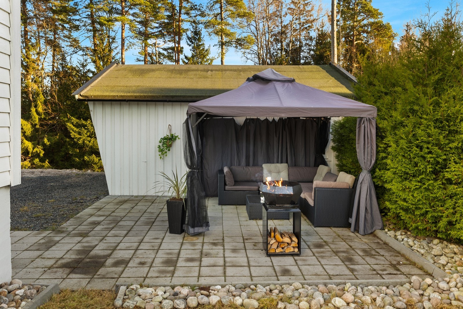 Hellelagt uteområde ved garasjen, hvor det kan settes ut møbler og paviljong. Galleribilde