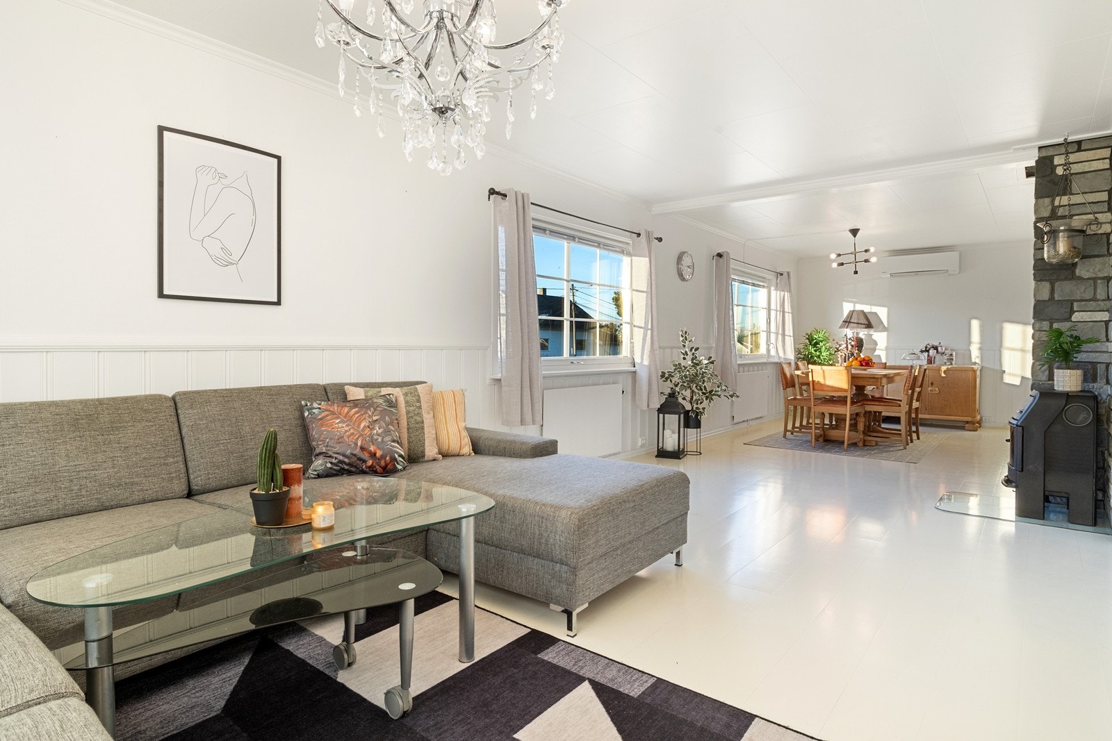 Stuen oppleves som romslig, hvor det også er plass til en egen spisegruppe. Galleribilde