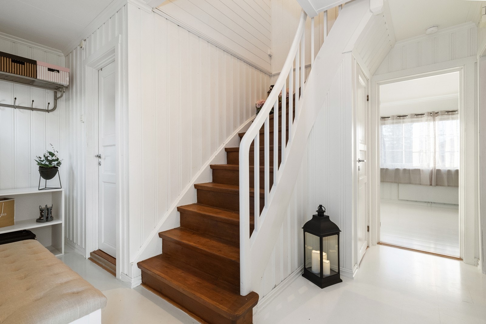 Velkommen inn! Romslig gang med plass til entrémøbler. Herfra er det trapp opp til 1 etasje. Herfra er det tilgang til bad, trappegang til kjeller og stue. Galleribilde