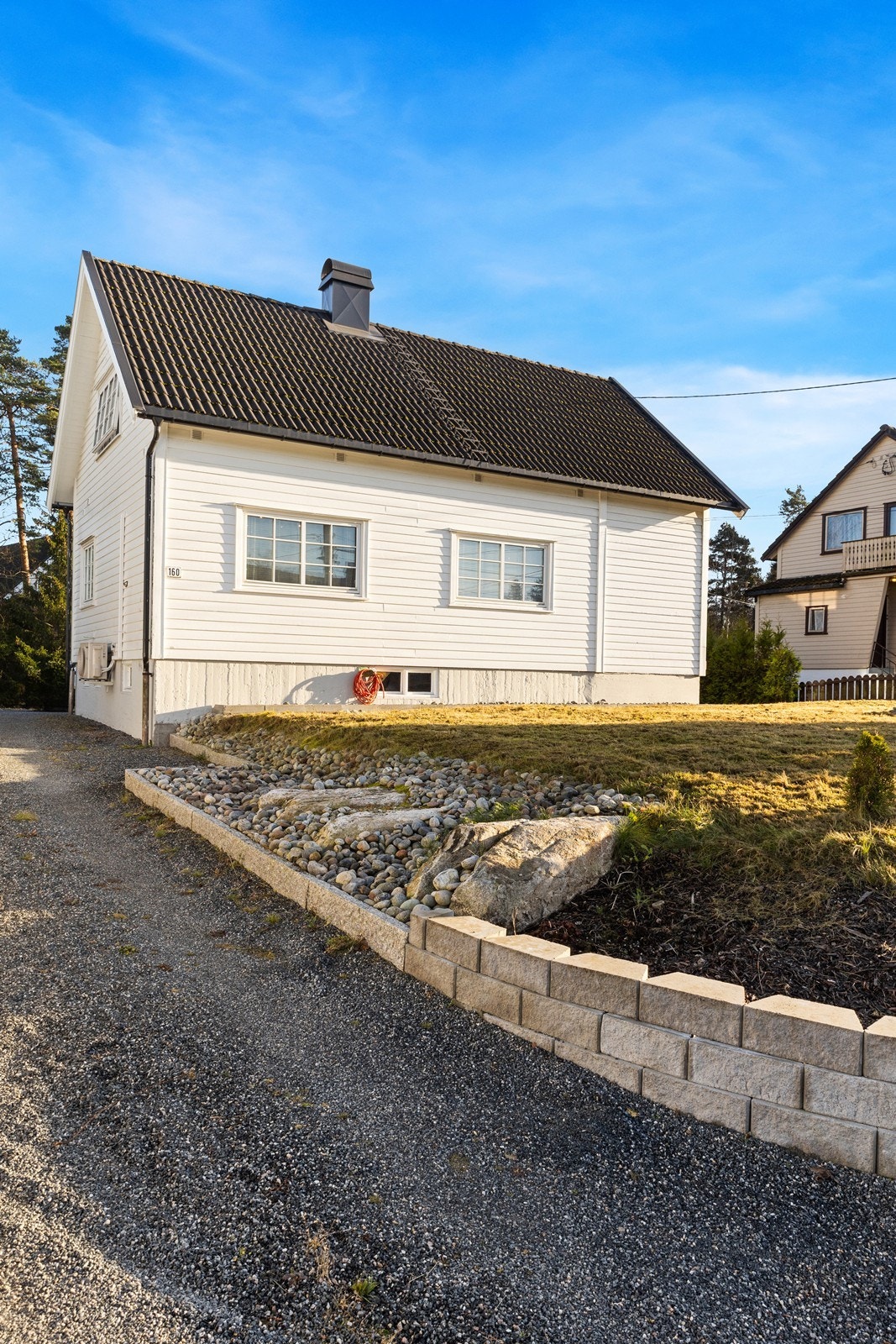 Privat innkjøring til eiendommen fra Norbyveien. Galleribilde