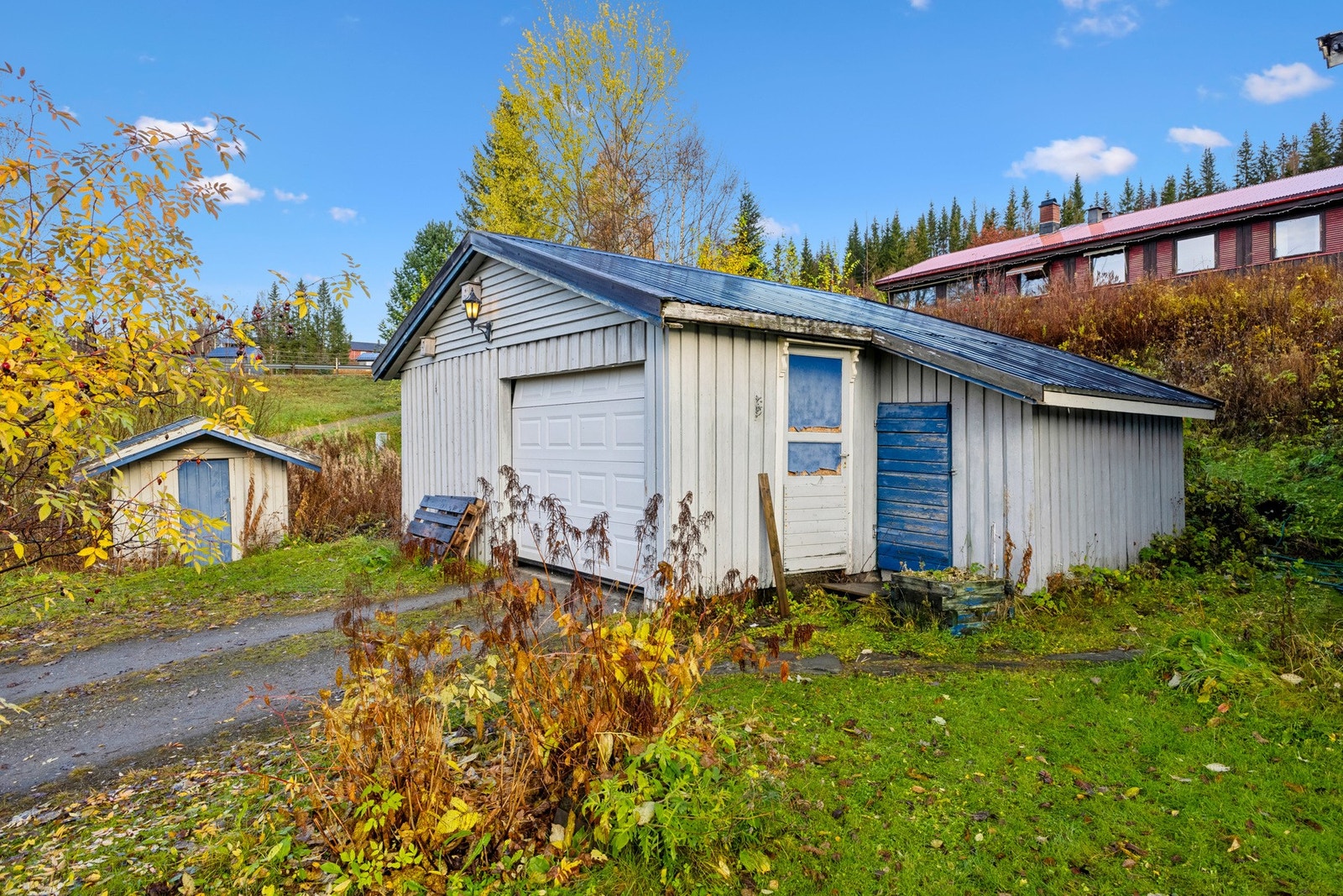 Det er garasje med utvendig bod på 38 m². Galleribilde