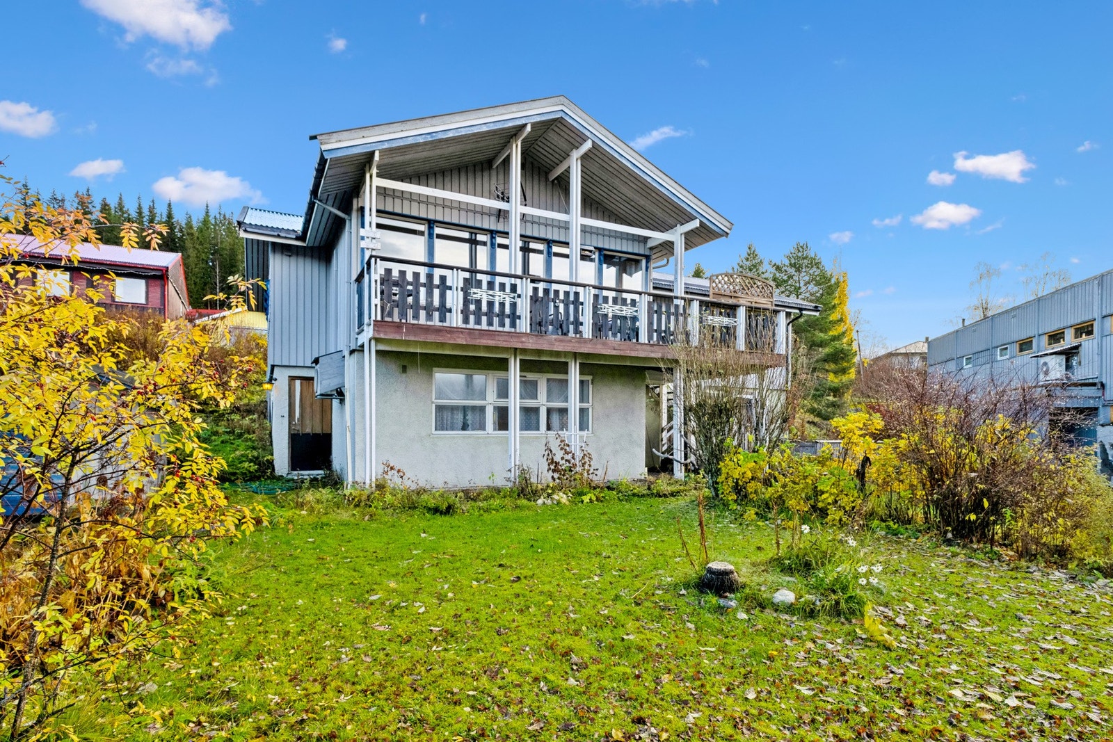 Boligen er bygget i 1979, og tomtestørrelsen er 1 071 m² på eiet tomt. Galleribilde