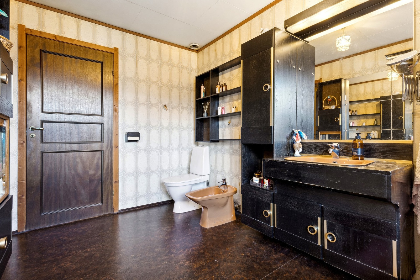 Badet har har elektriske varmkabler med vinylbelegg og våtromstapet på veggene. Galleribilde