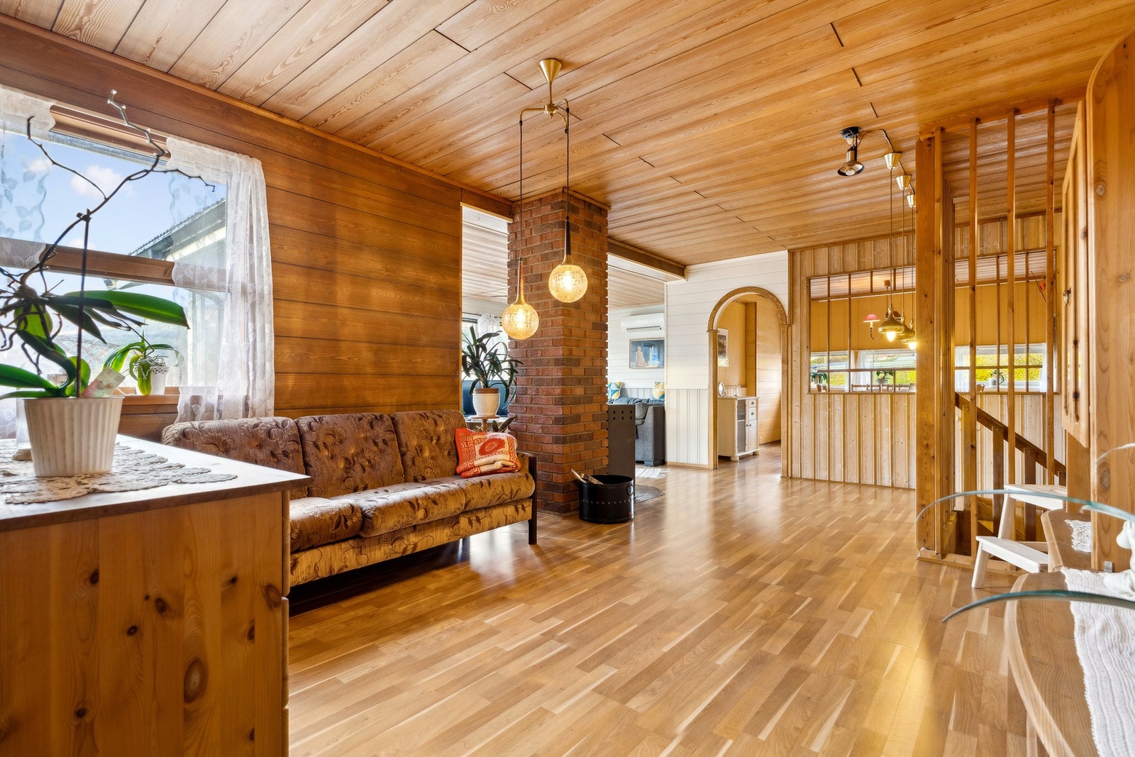 I 1.etasje er det trapperom, gang, stue, kjøkken, vaskerom, bad, 3 soverom. Galleribilde