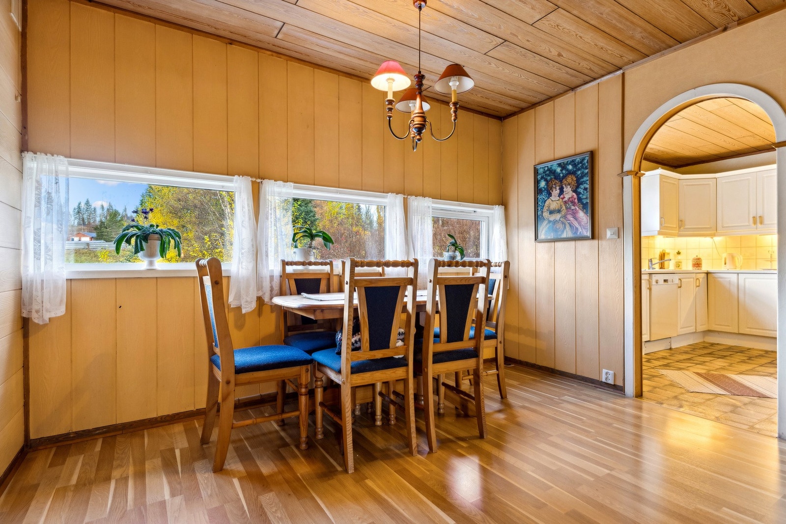 Fra kjøkkenet er det en buegang til det som er spisestue. Galleribilde