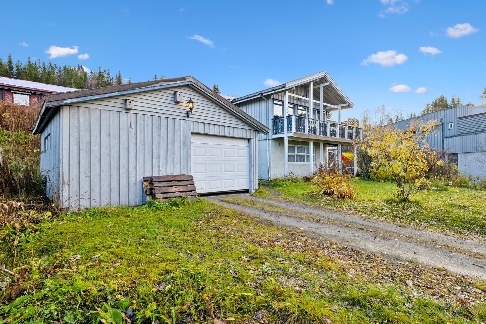 Oppstillingsplass i garasje og på eiendommen. Galleribilde