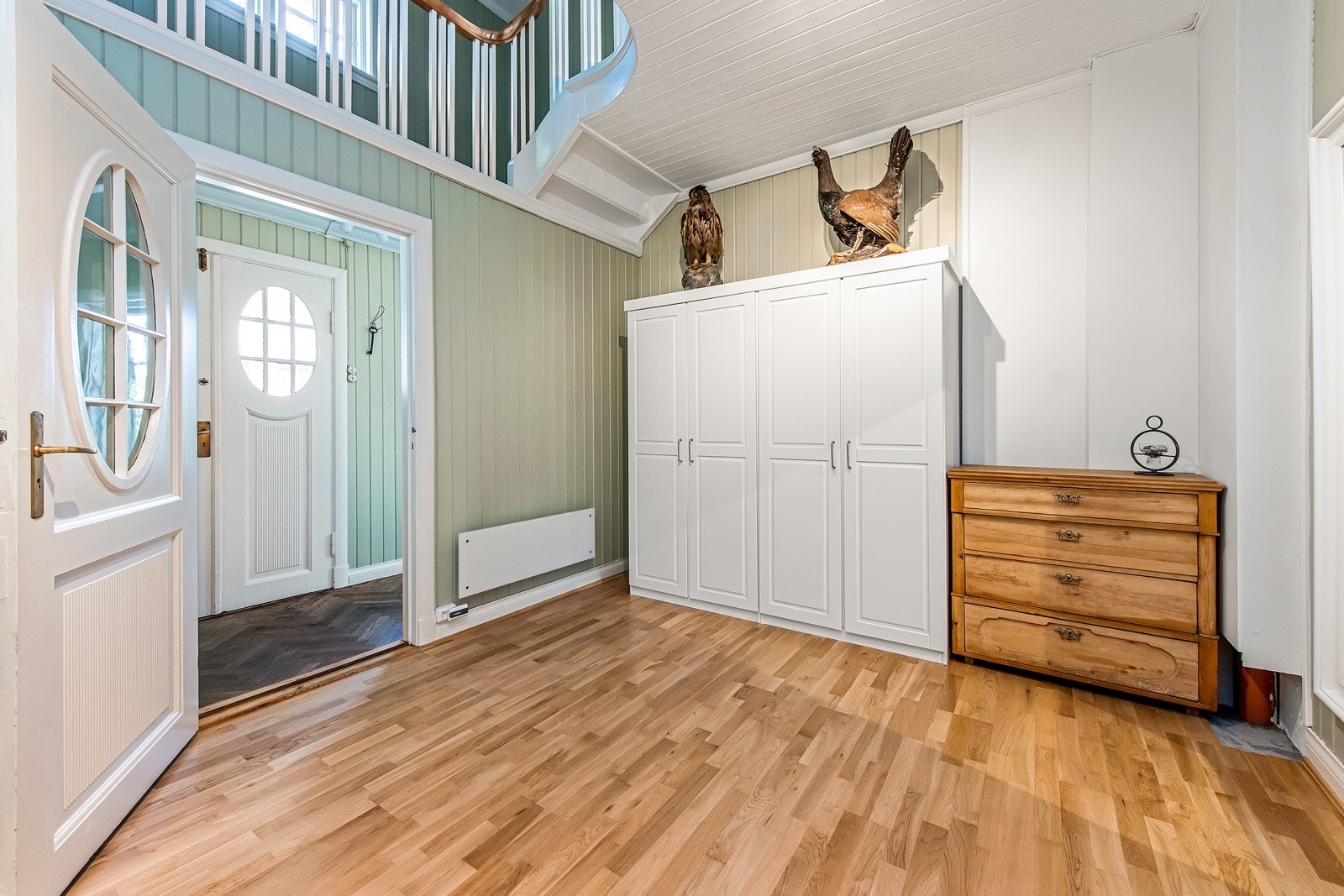 Det er god plass til jakker og sko, samt garderobeløsning. Galleribilde