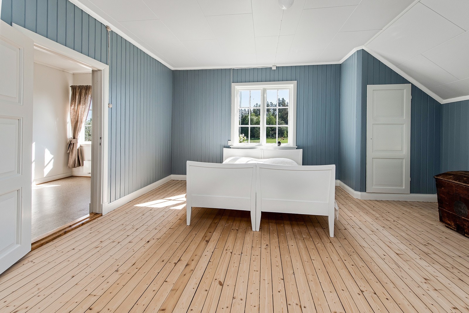 Flere av soverommene er av god størrelse med plass til dobbeltseng, garderobeløsning og ytterligere møblement. Galleribilde