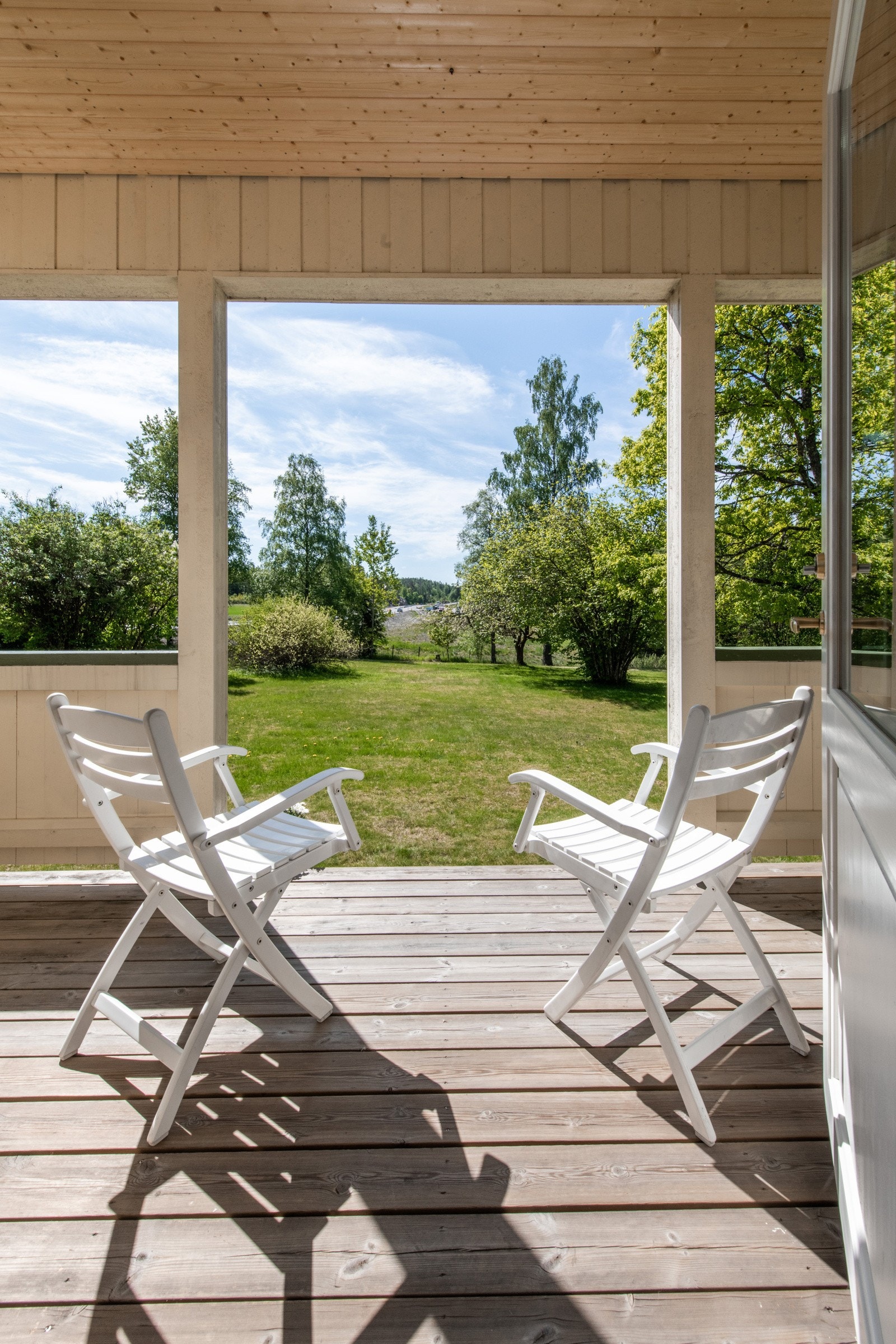 Fra stuen er det utgang til en trivelig terrasse med direkte tilgang til hagen. Galleribilde