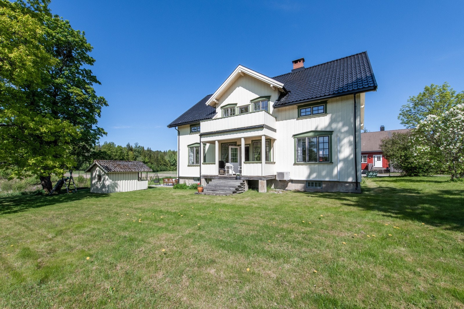 Beliggenheten er landlig og noe tilbaketrukket. Eiendommen har en stor, opparbeidet hage. Huset har tjent som bolig for bygdas lensmann med familie, samt som lensmannskontor frem til ca. 1979 Galleribilde