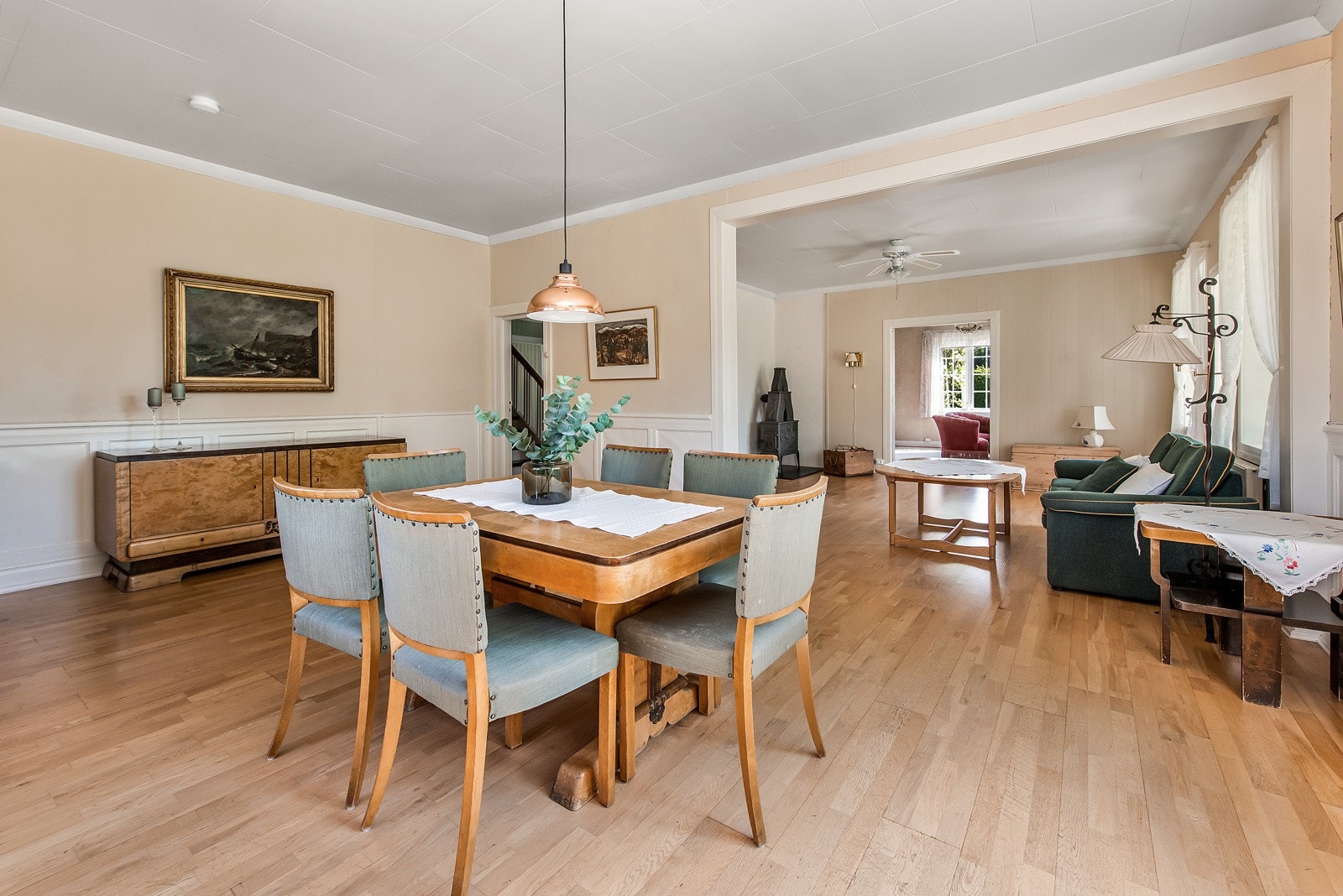 I stuen er det fint med plass til sofagruppe og et større spisebord. Galleribilde