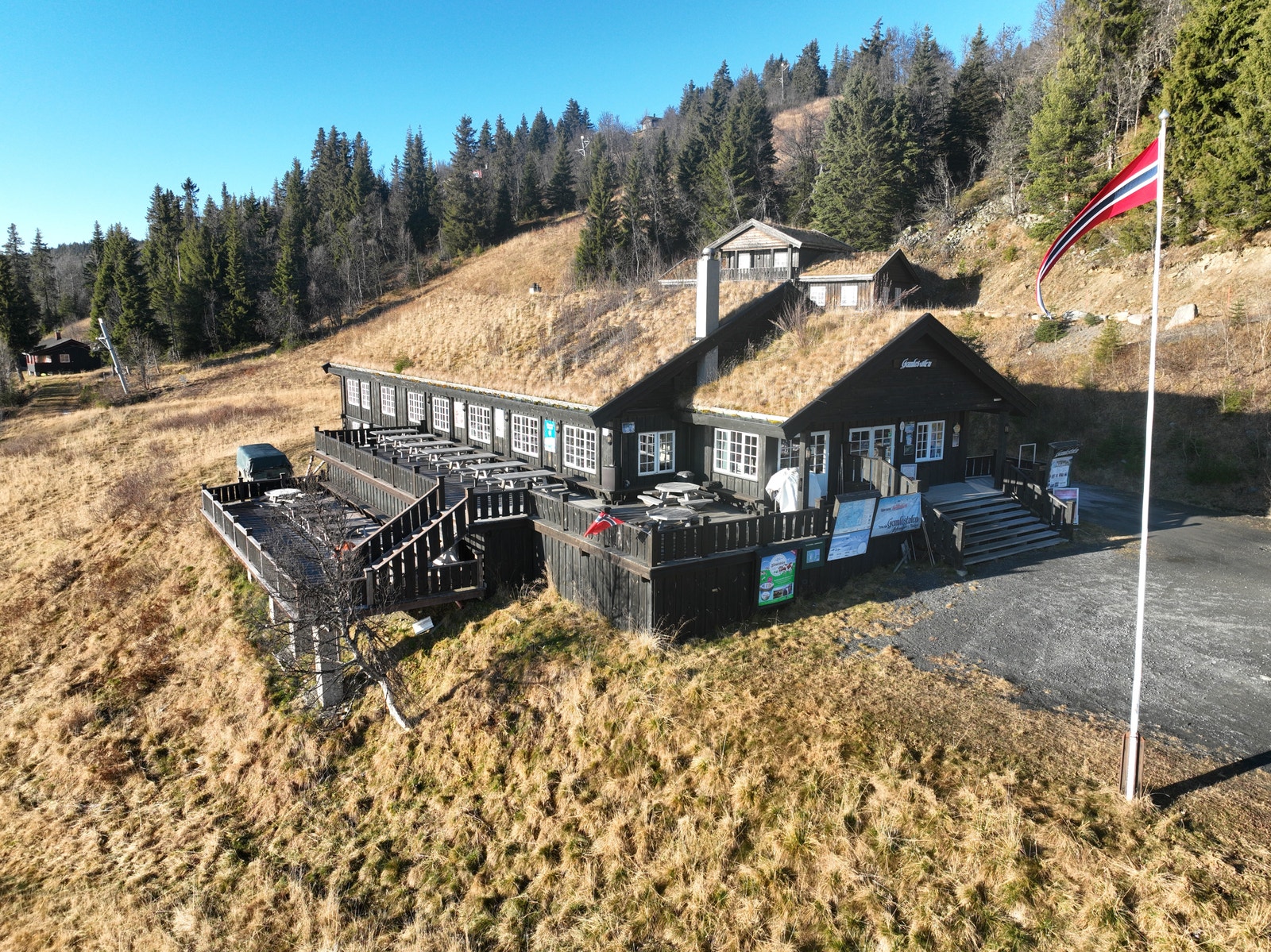 Fjellstogo er hjertet av Gamlestølen, her kan du nyte hjemmelaget mat og noe godt i glasset. Galleribilde