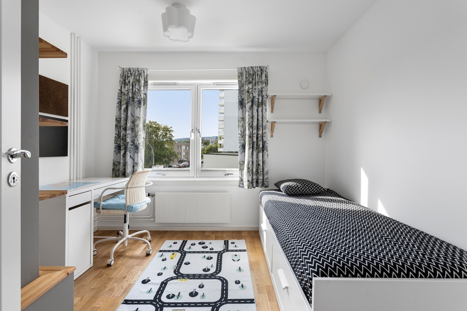 Soverom 3 har god plass til seng, nattbord, pult og garderobe. Galleribilde