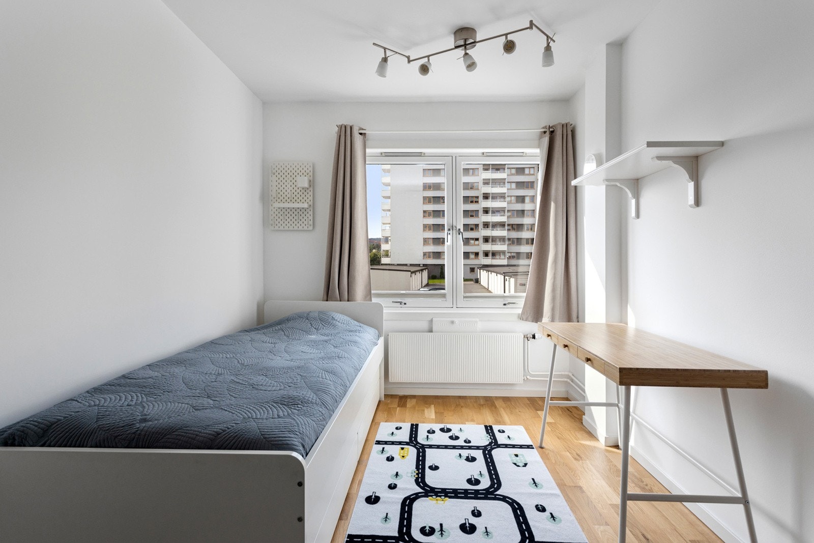Soverom 2 har godt med naturlig lysinnslipp, malte slette vegger og parkett på gulv. Galleribilde