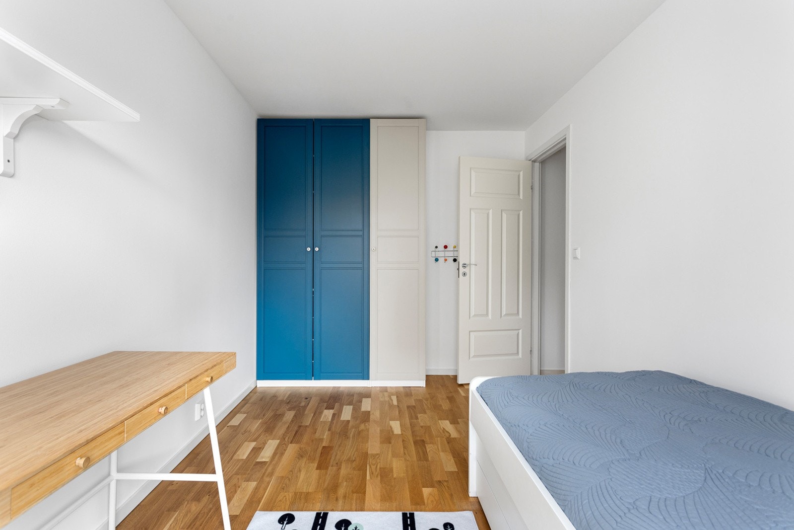 Det er etablert garderobe i alle leilighetens soverom. Galleribilde