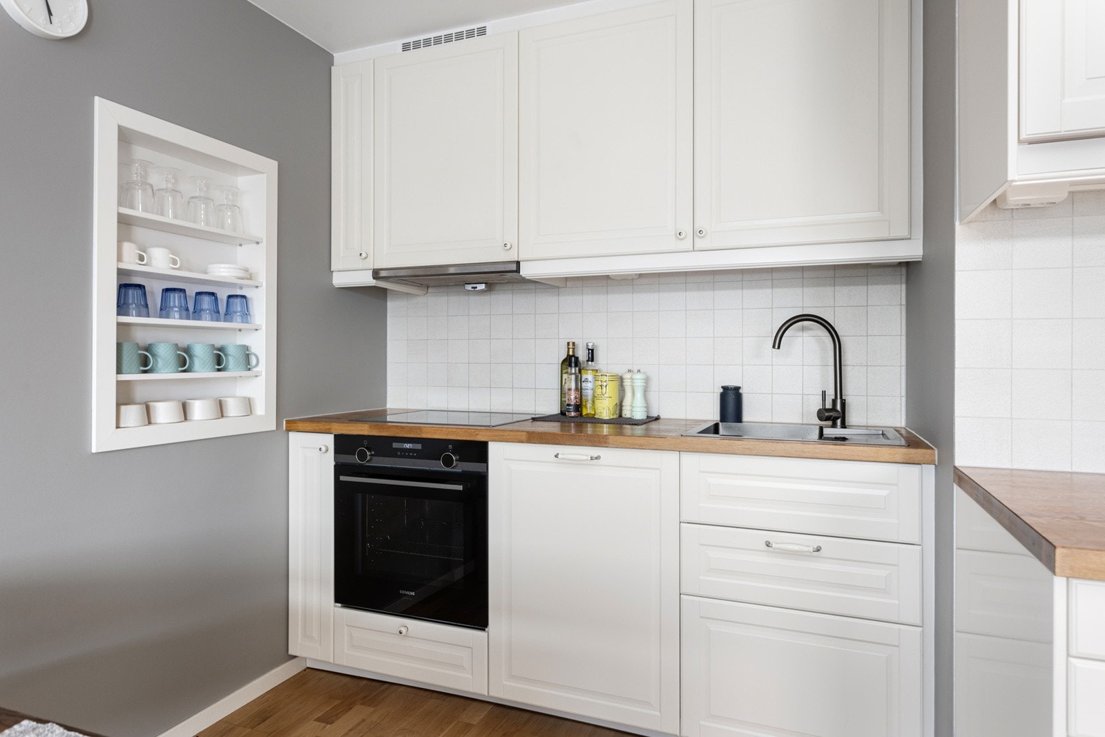 Hjørneleiligheten ble modernisert i 2018 med helt nytt parkettgulv, malte veggoverflater, downlights i himling, nytt kjøkken, etablering av garderobe/innvendig bod, modernisering av balkongen og etablering av nytt soverom. Galleribilde