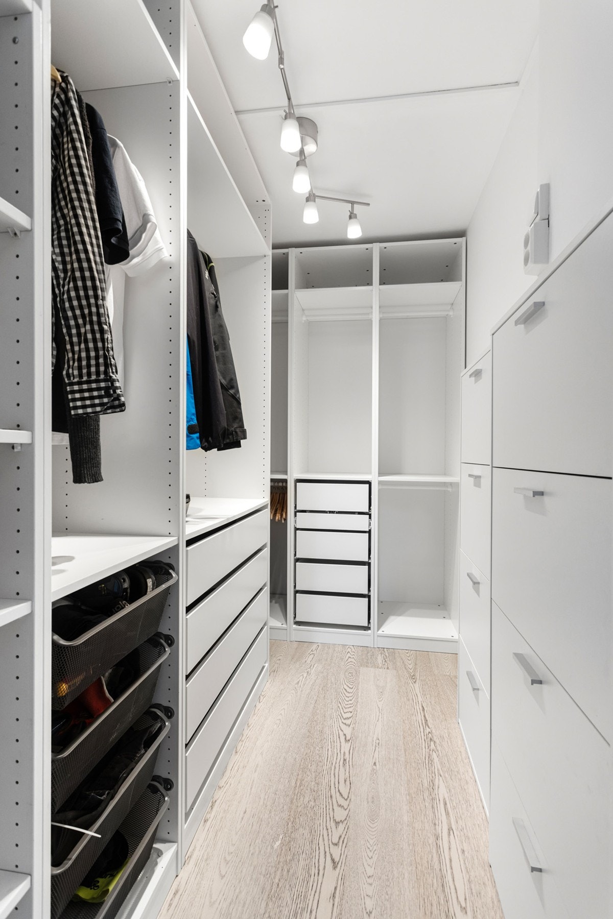 Praktisk garderobe/innvendig bod rett ved inngangen, perfekt til omkledning og/eller oppbevaring. Galleribilde
