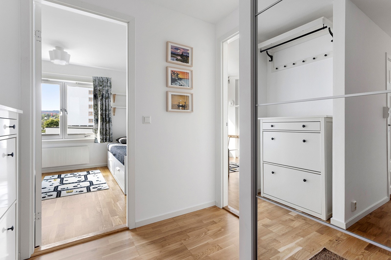 Innbydende entré med god plass til å henge fra seg yttertøy Galleribilde