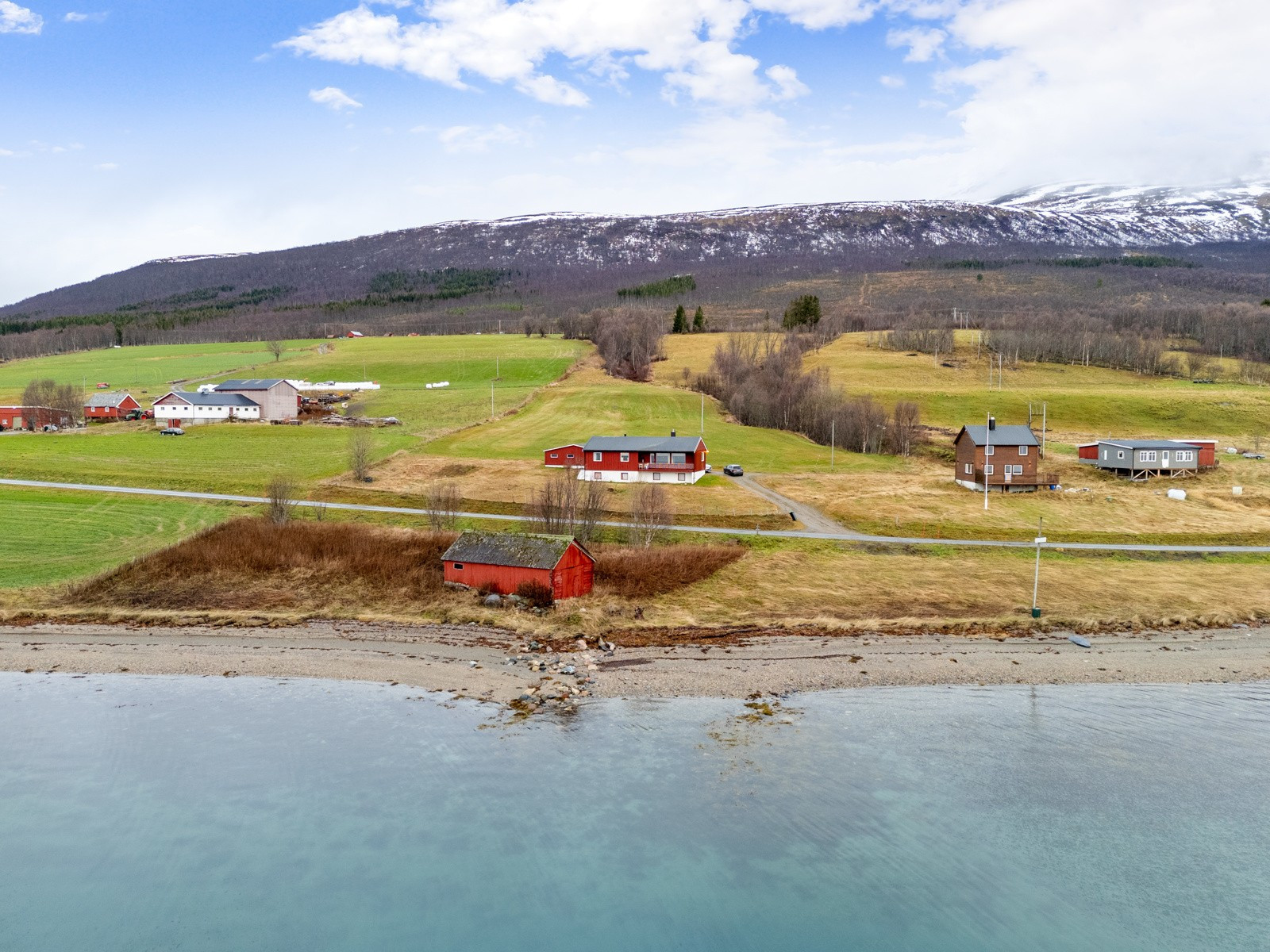 Enbolig med garasje i naturskjønne omgivelser.